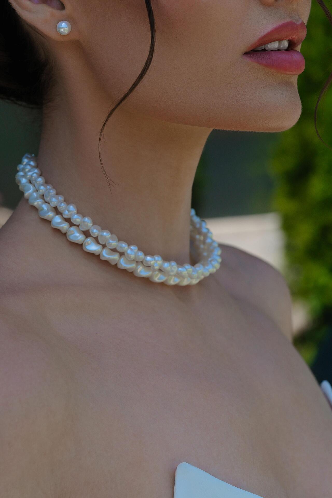 Delicate choker/necklace with pearls: Champagne