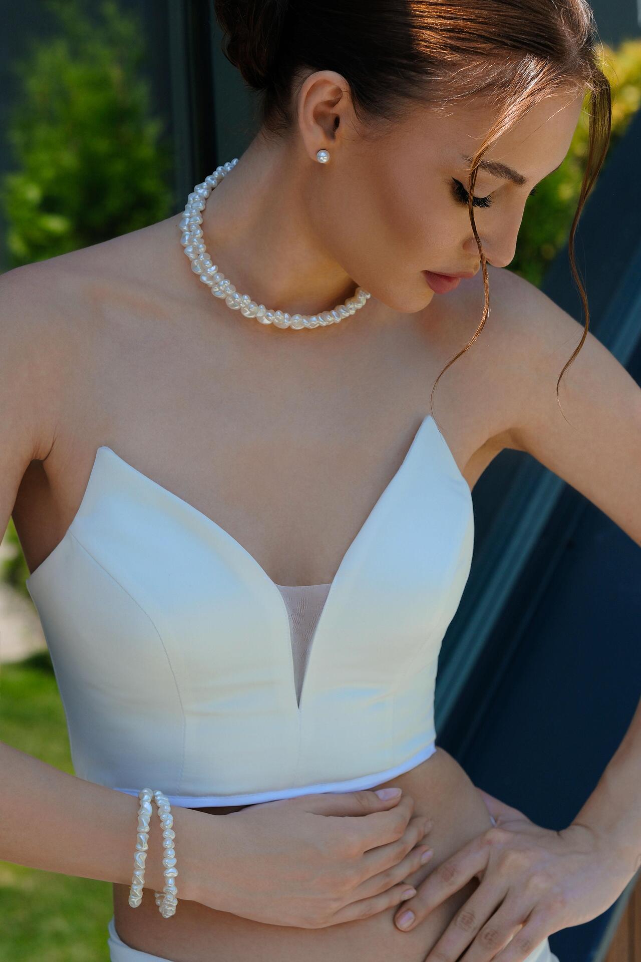 Delicate choker/necklace with pearls: Champagne