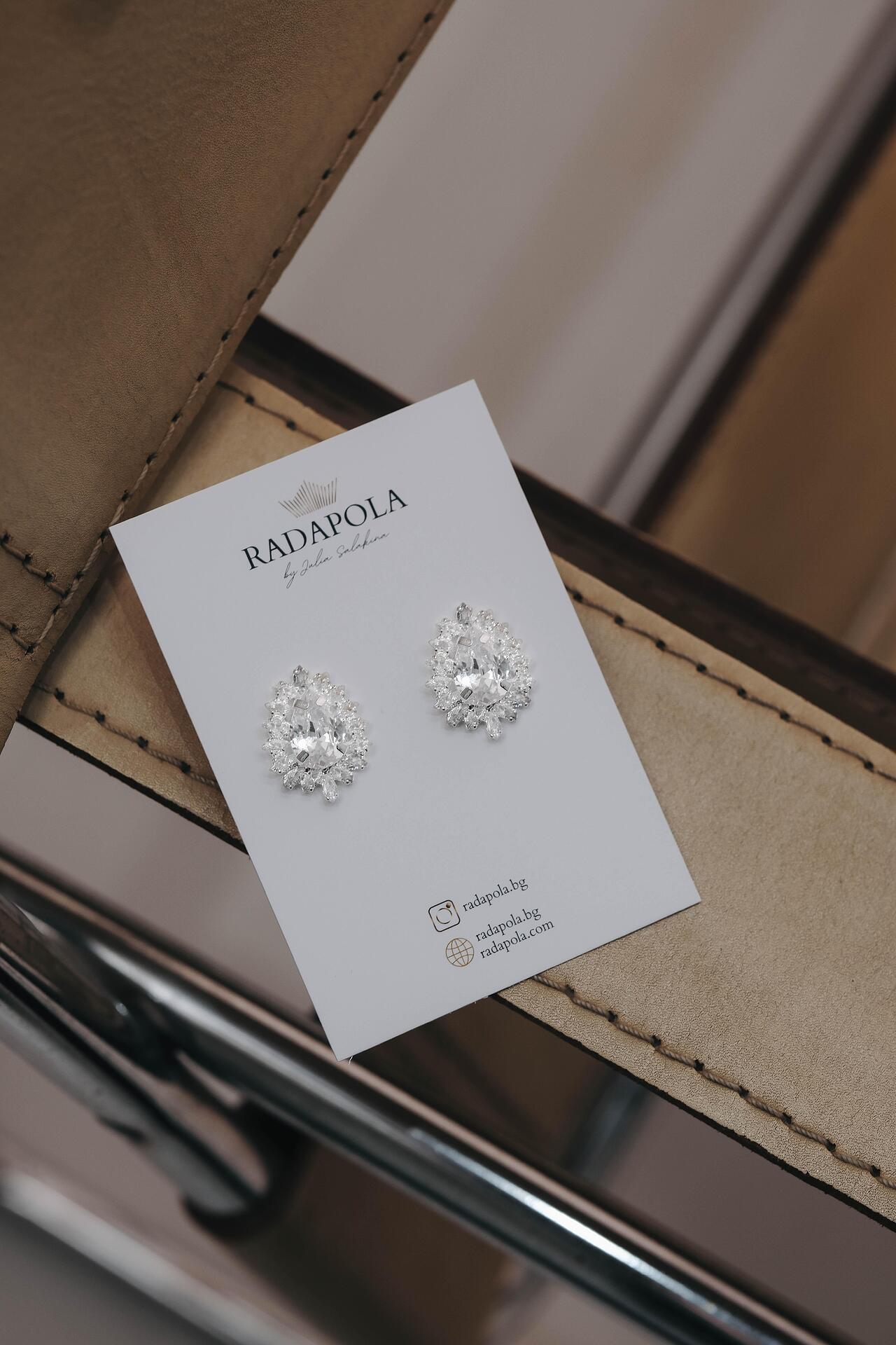 Delicate earrings with zirconia: Luminique
