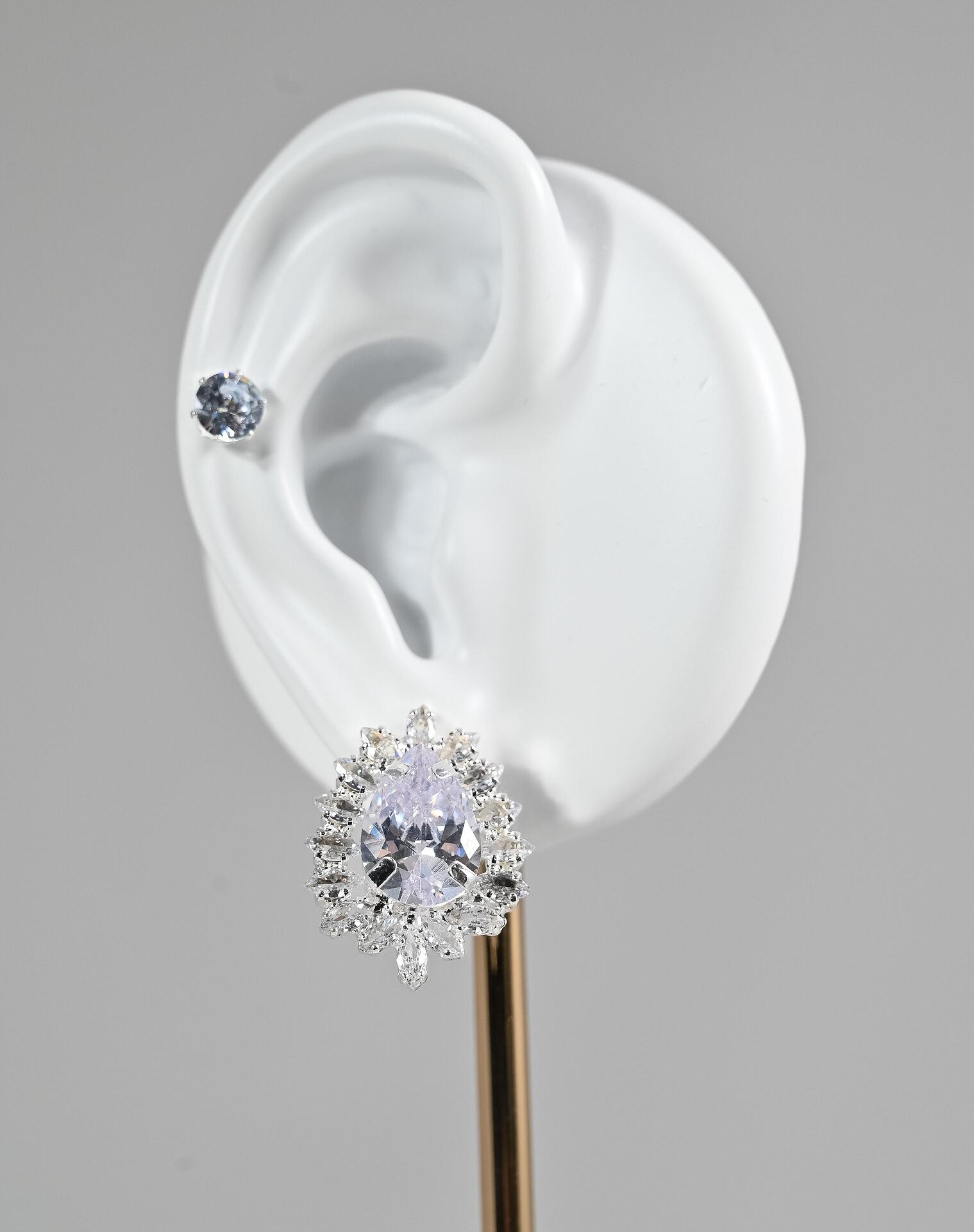 Delicate earrings with zirconia: Luminique