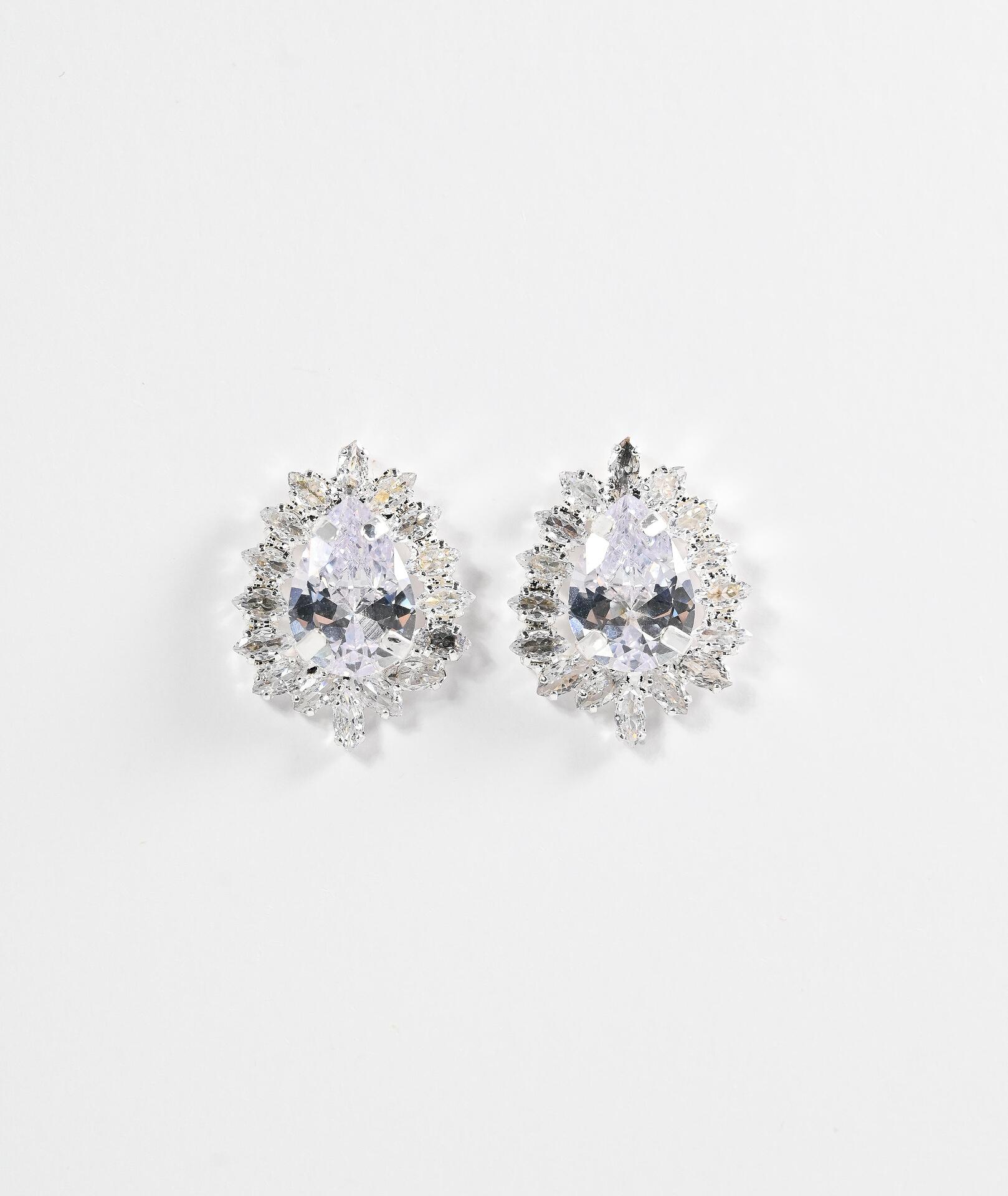 Delicate earrings with zirconia: Luminique
