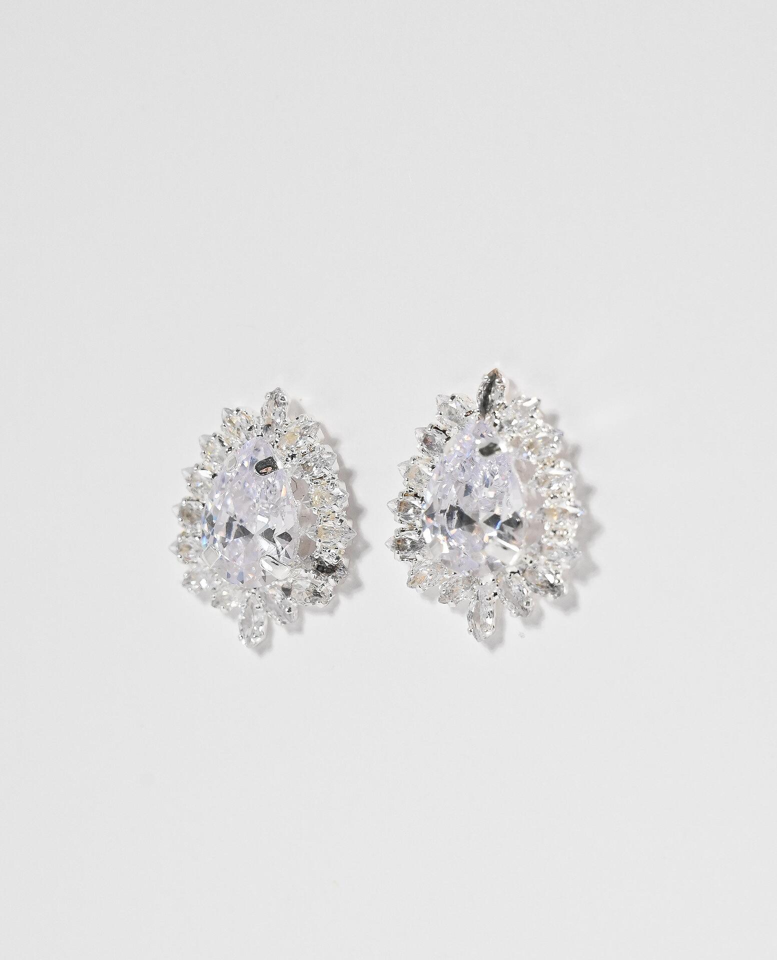 Delicate earrings with zirconia: Luminique