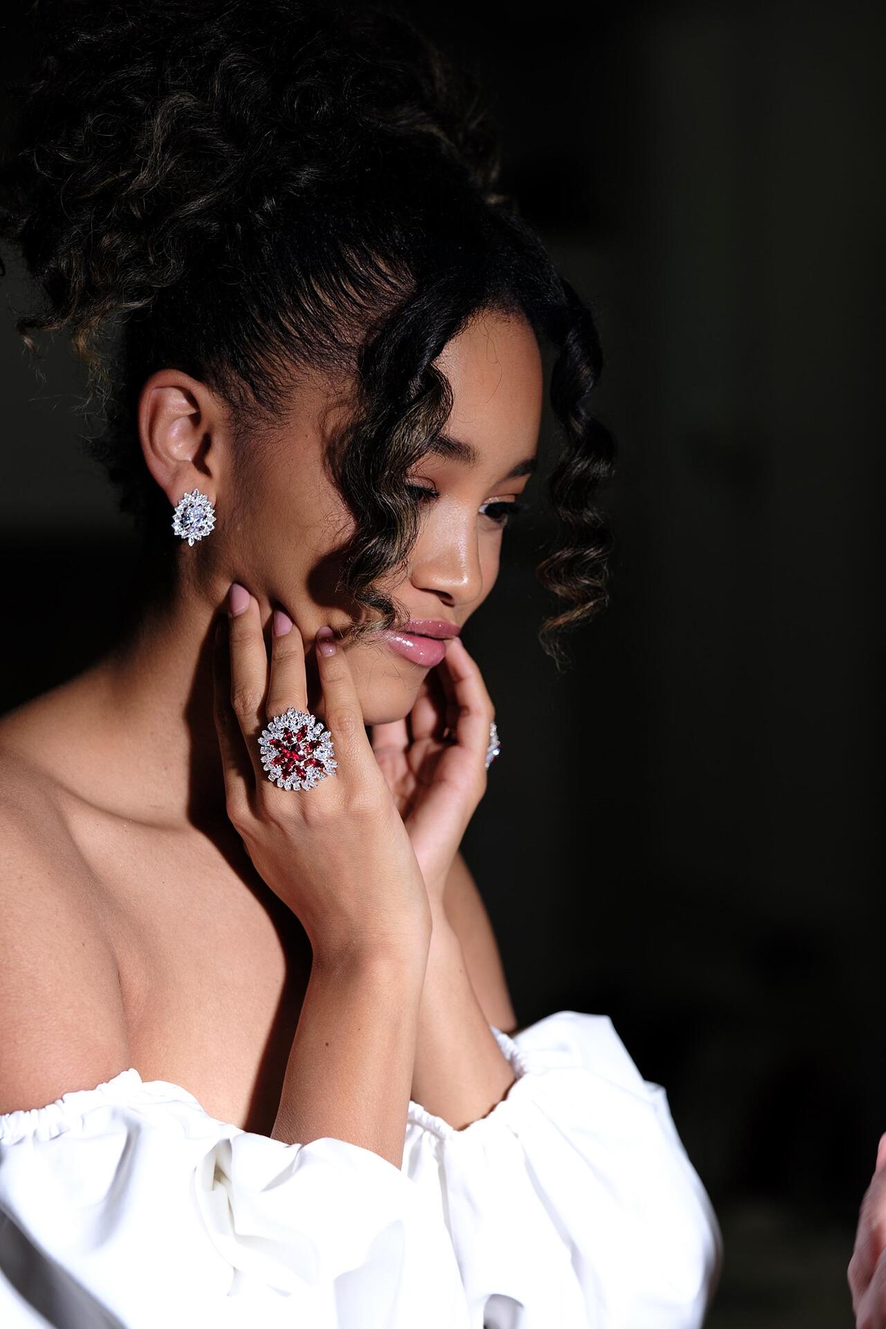 Delicate earrings with zirconia: Luminique