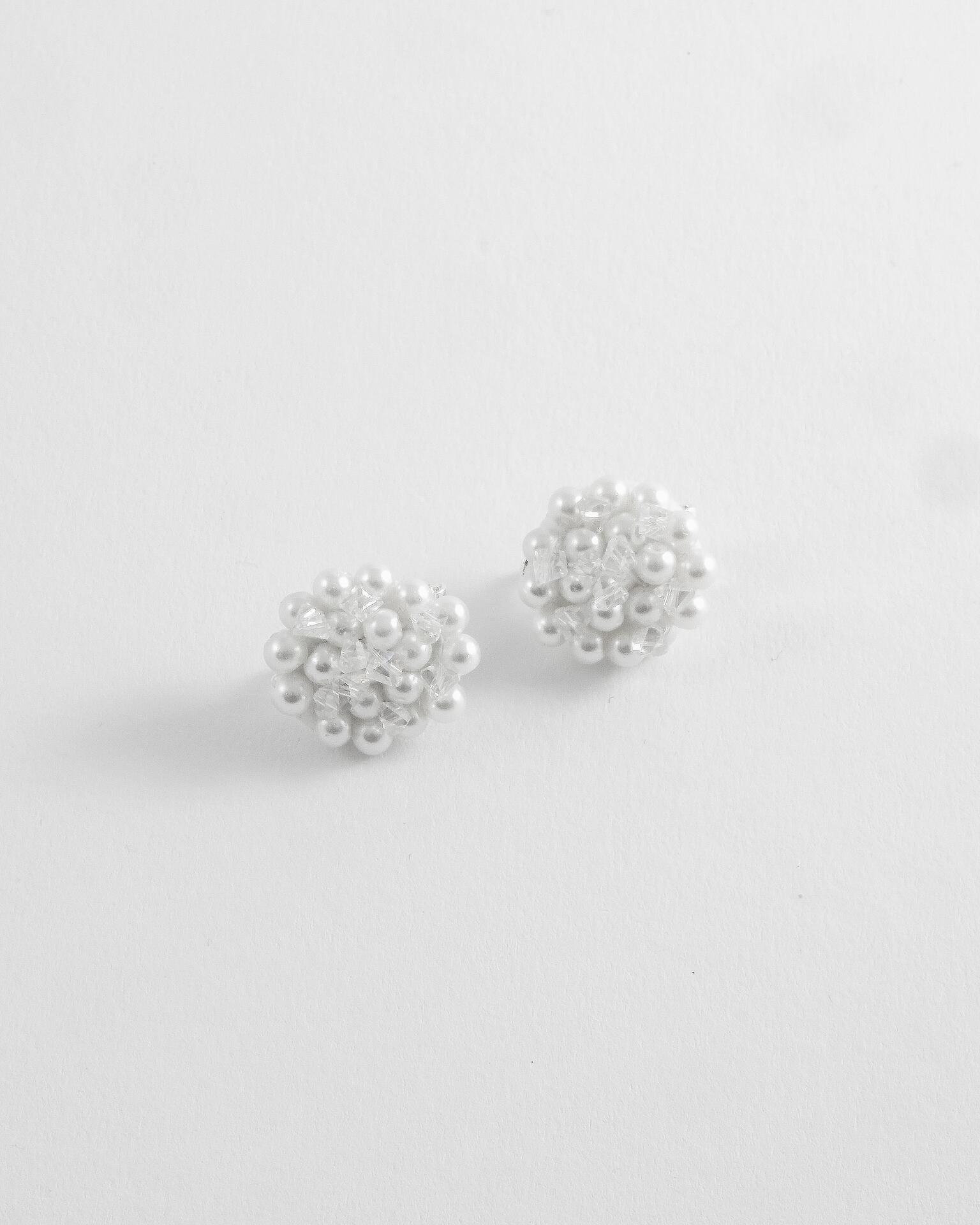 Delicate earrings with pearls and crystals