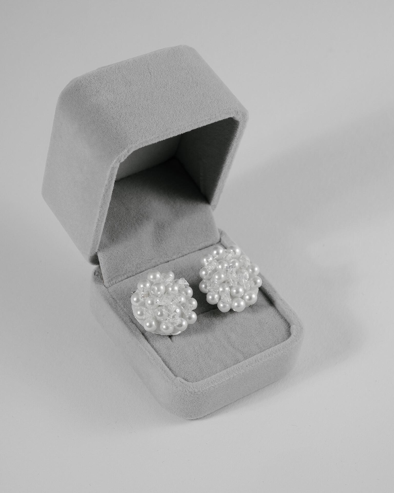 Delicate earrings with pearls and crystals