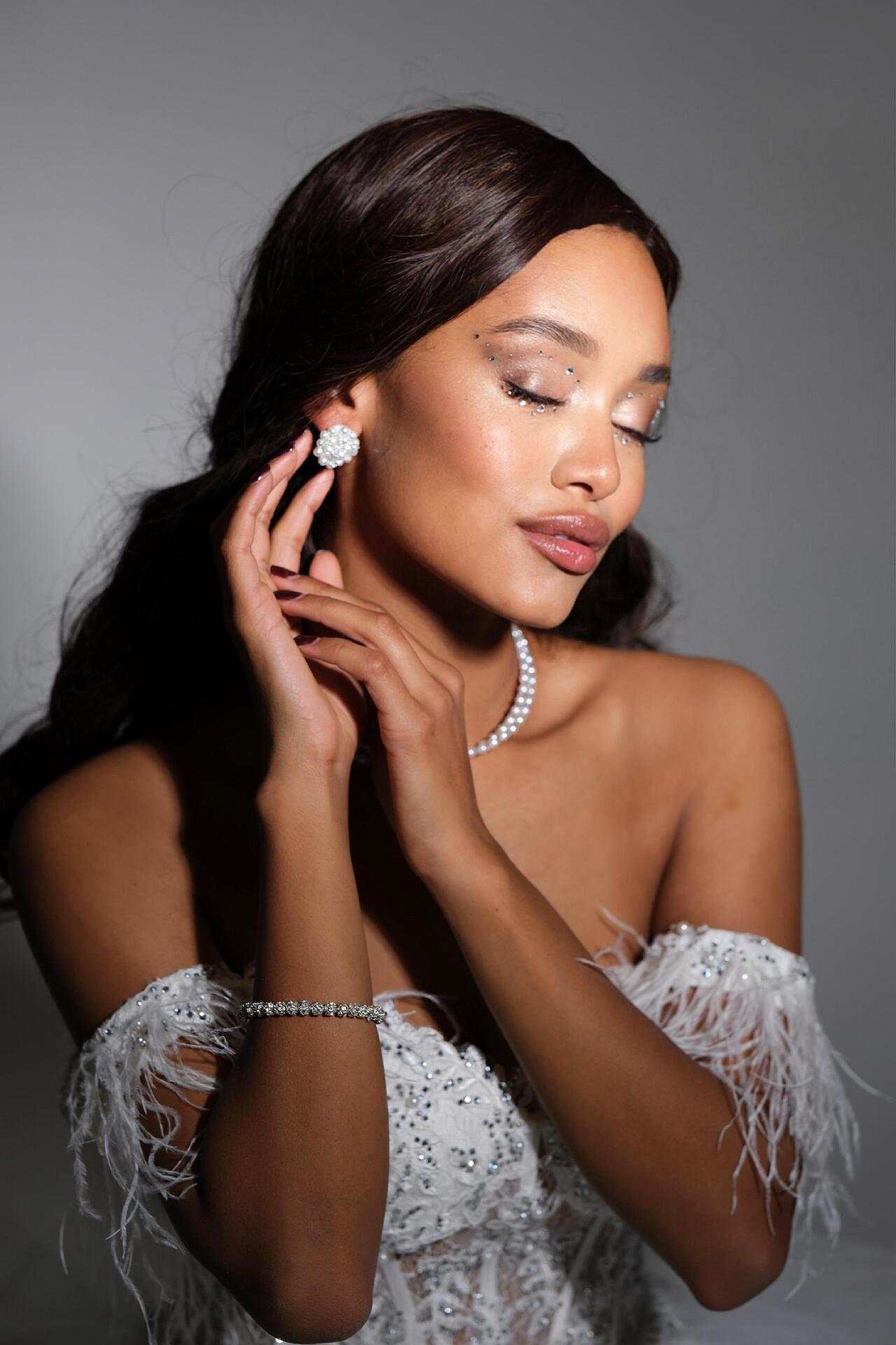 Delicate earrings with pearls and crystals