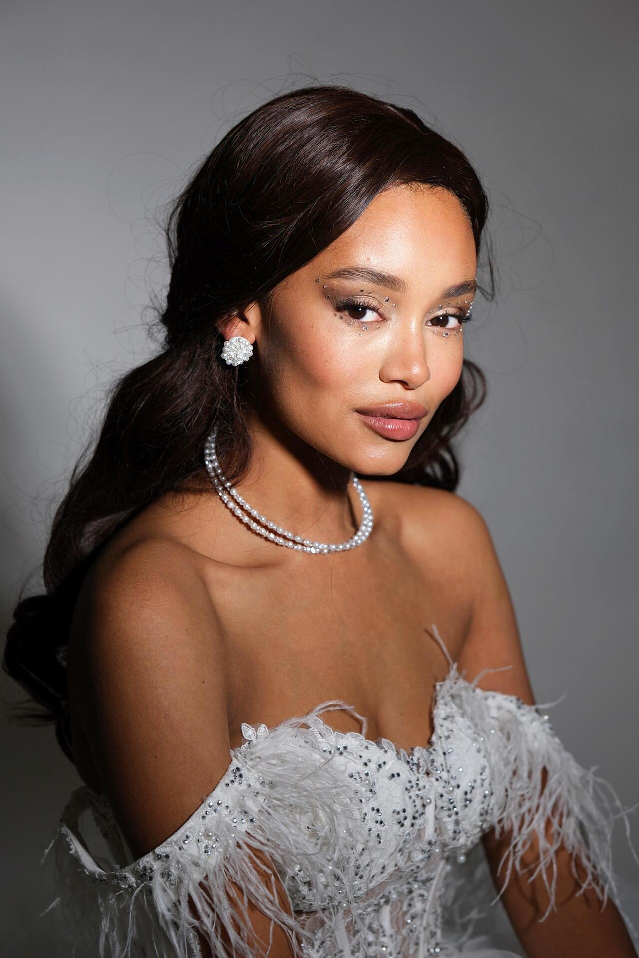 Delicate earrings with pearls and crystals