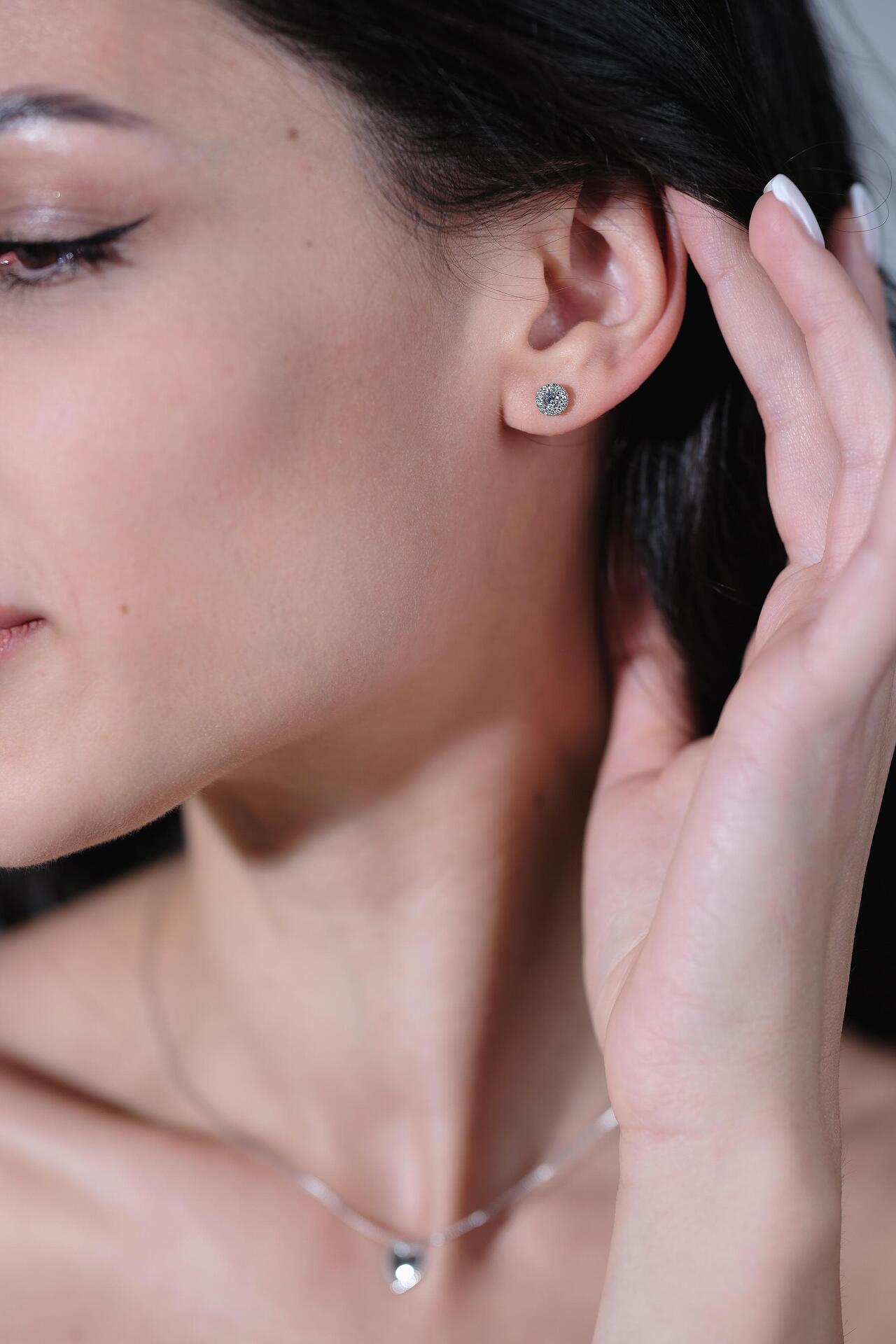 Delicate silver earrings with pebbles