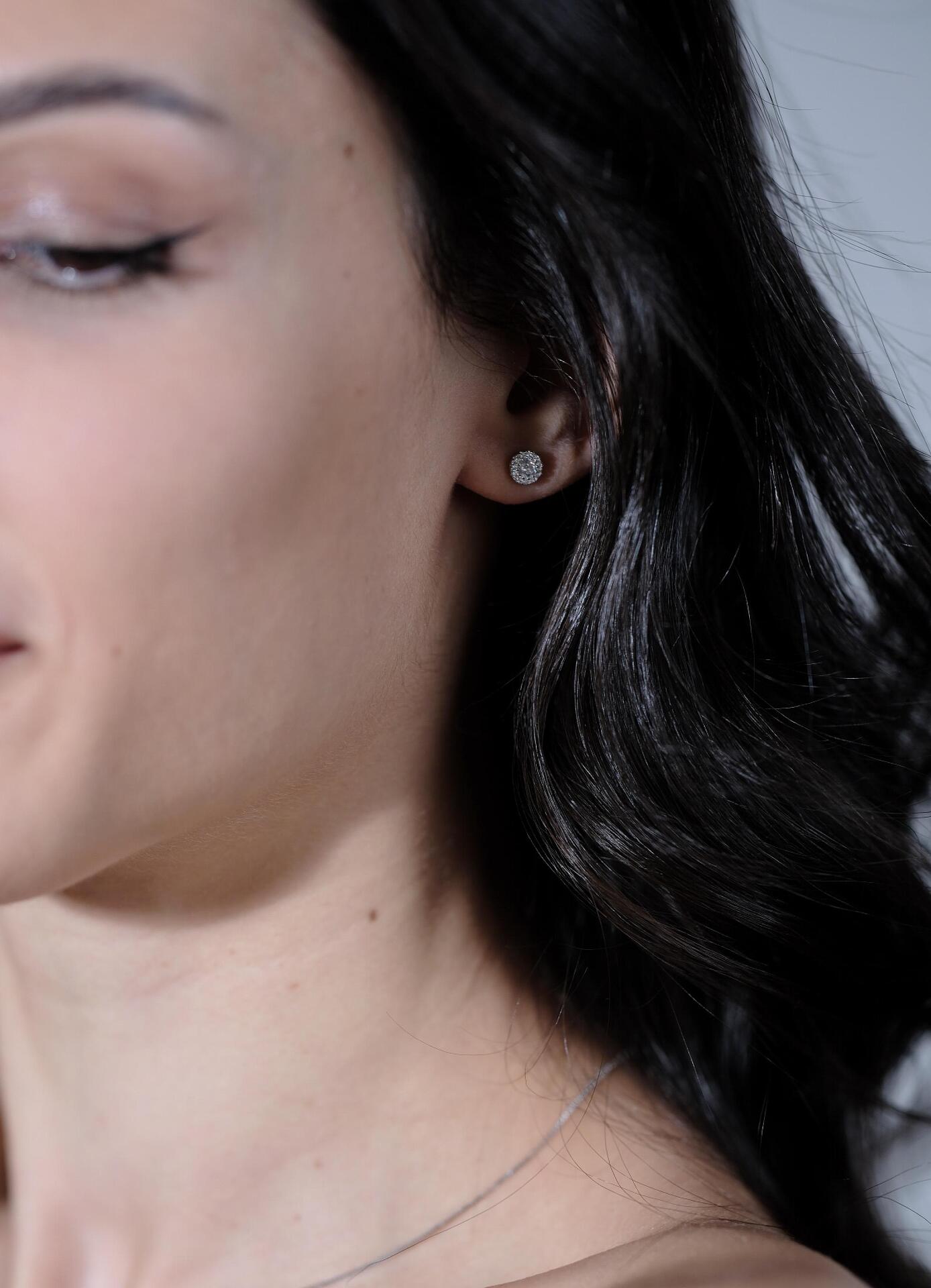 Delicate silver earrings with pebbles