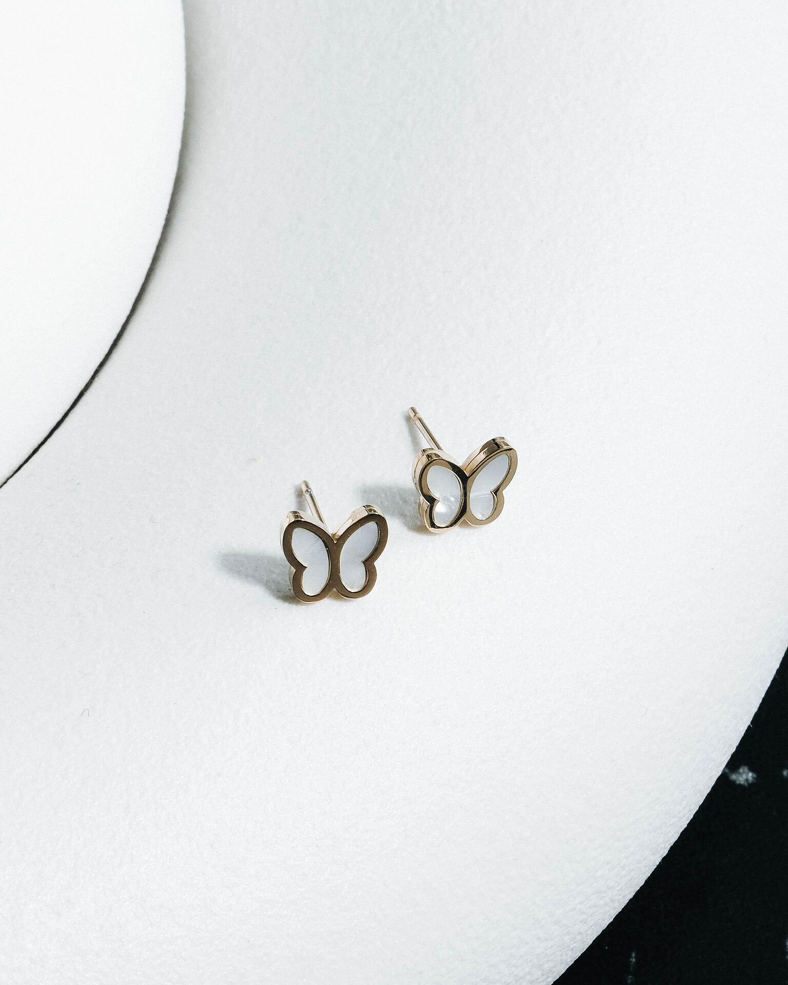 Butterfly earrings in white: Fly