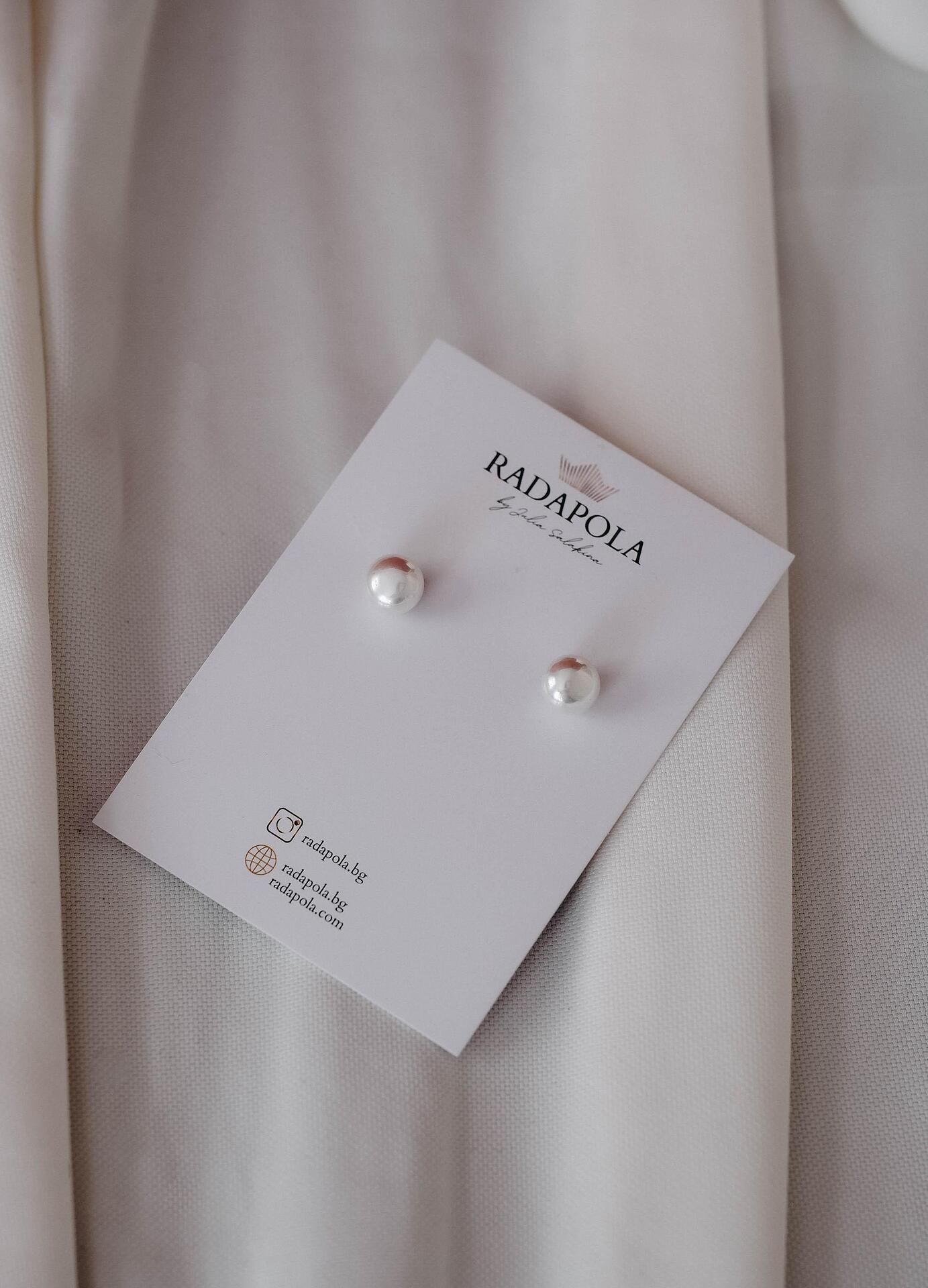 Earrings with flat pearls 