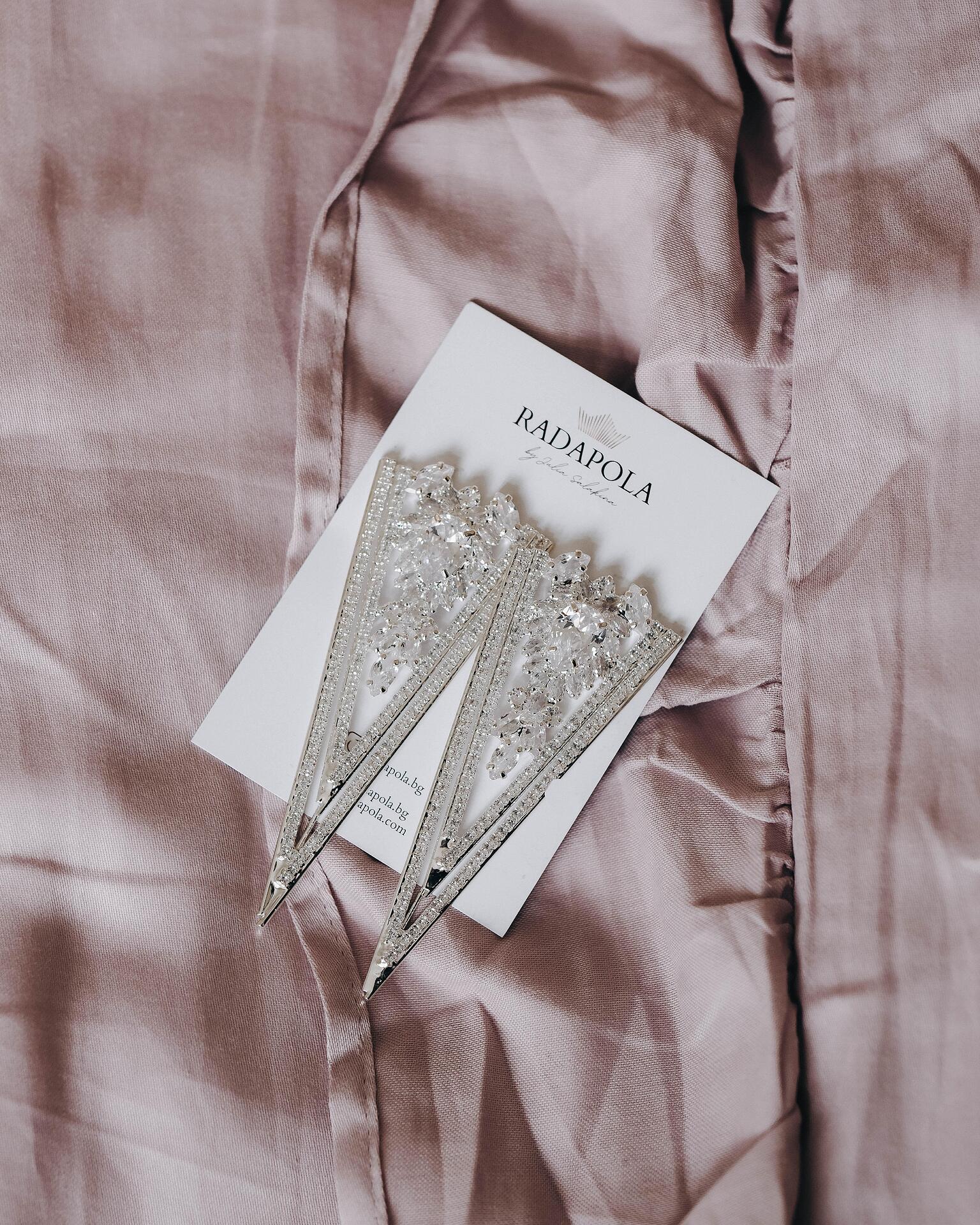 V-shaped earrings in silver: Empress