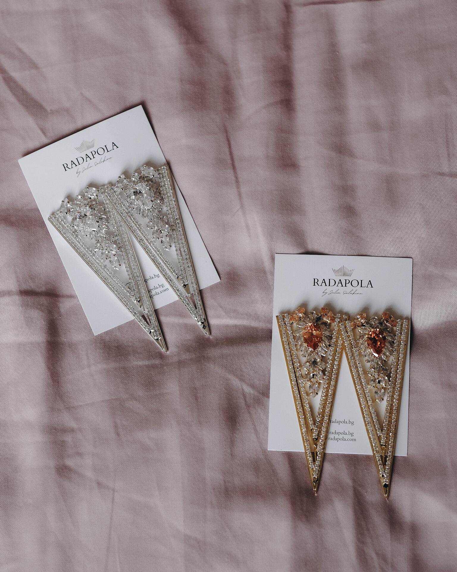 V-shaped earrings in silver: Empress