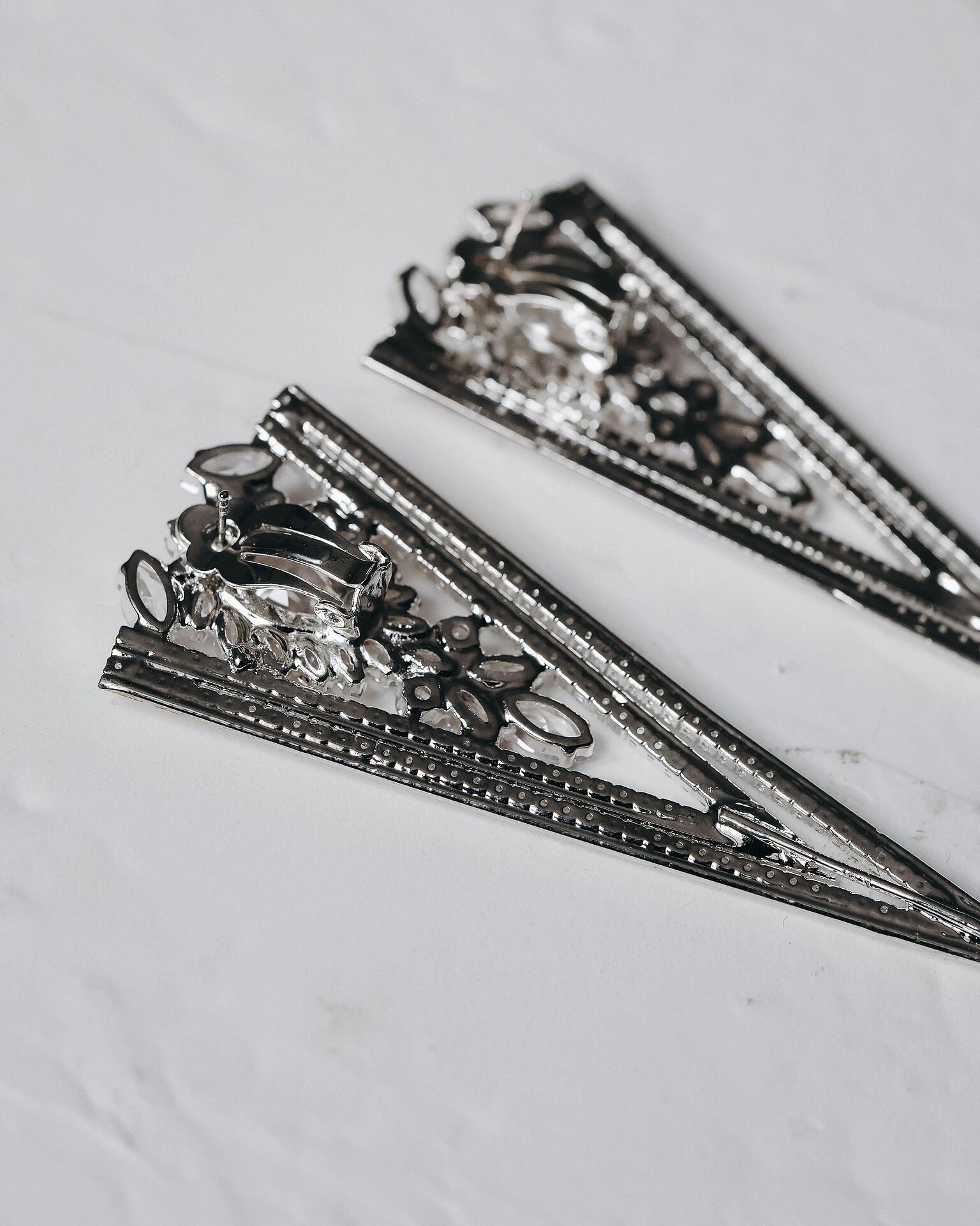 V-shaped earrings in silver: Empress