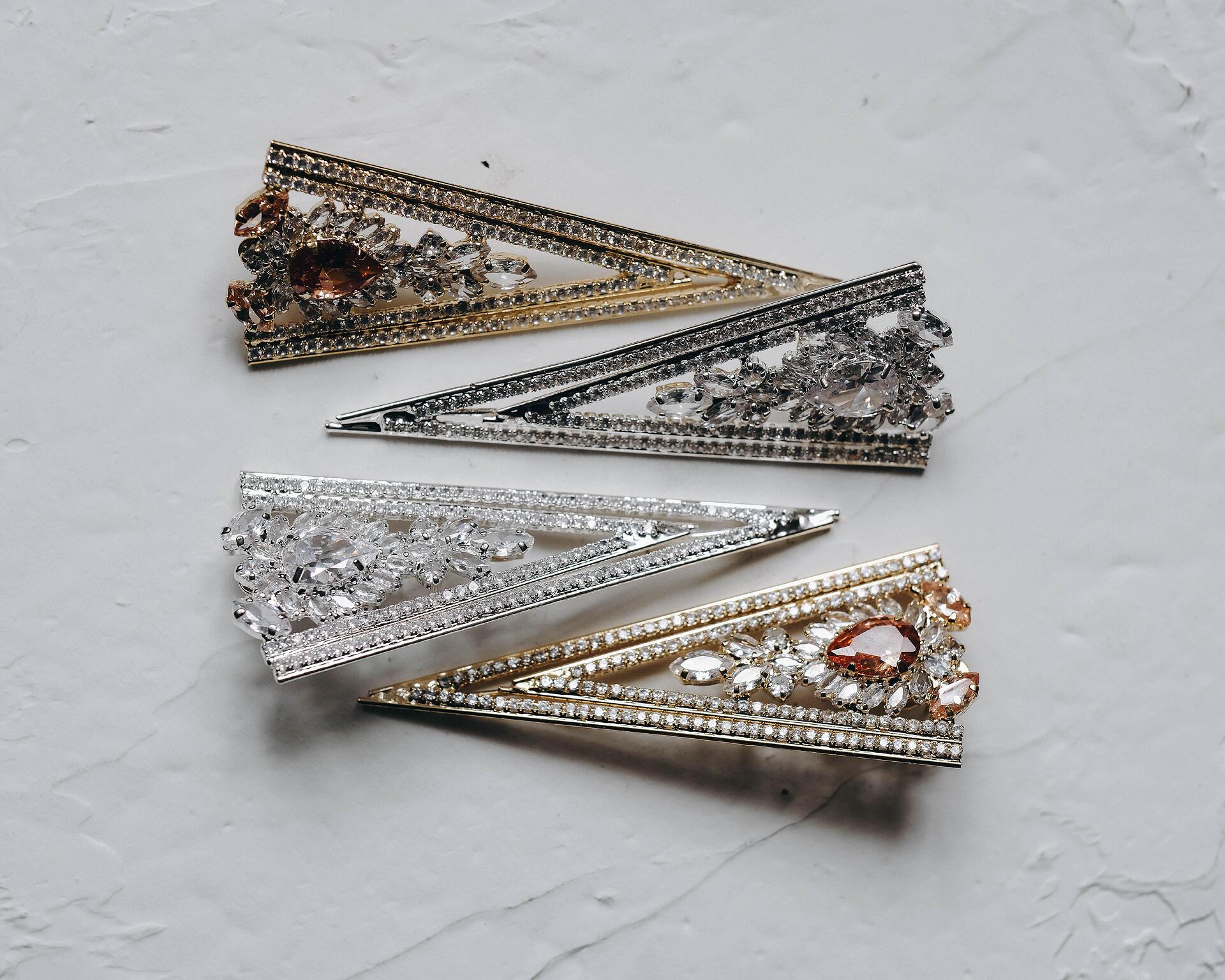 V-shaped earrings in silver: Empress