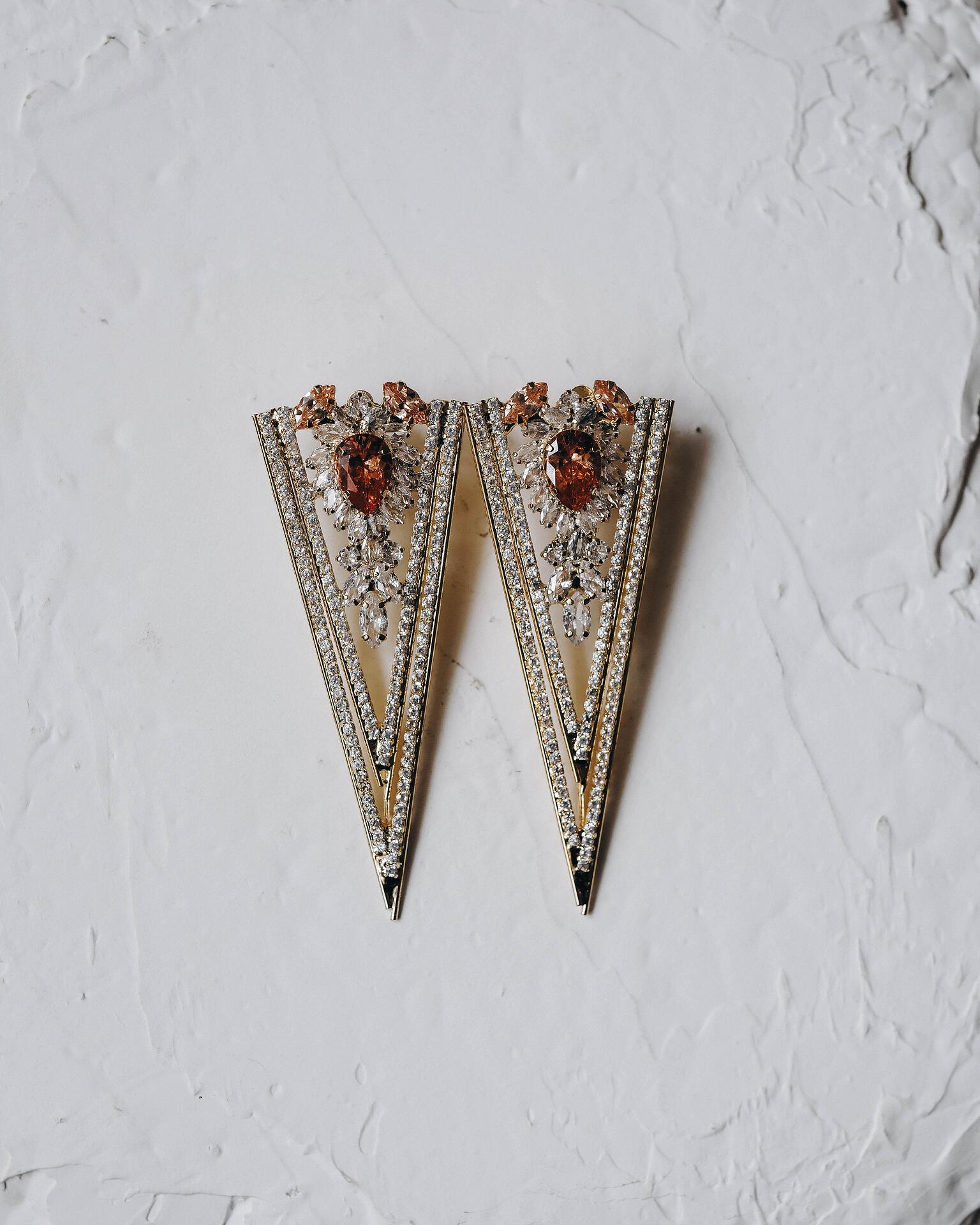 V-shaped earrings in gold: Empress