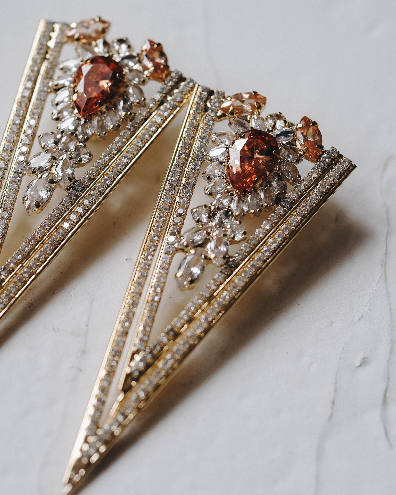 V-shaped earrings in gold: Empress