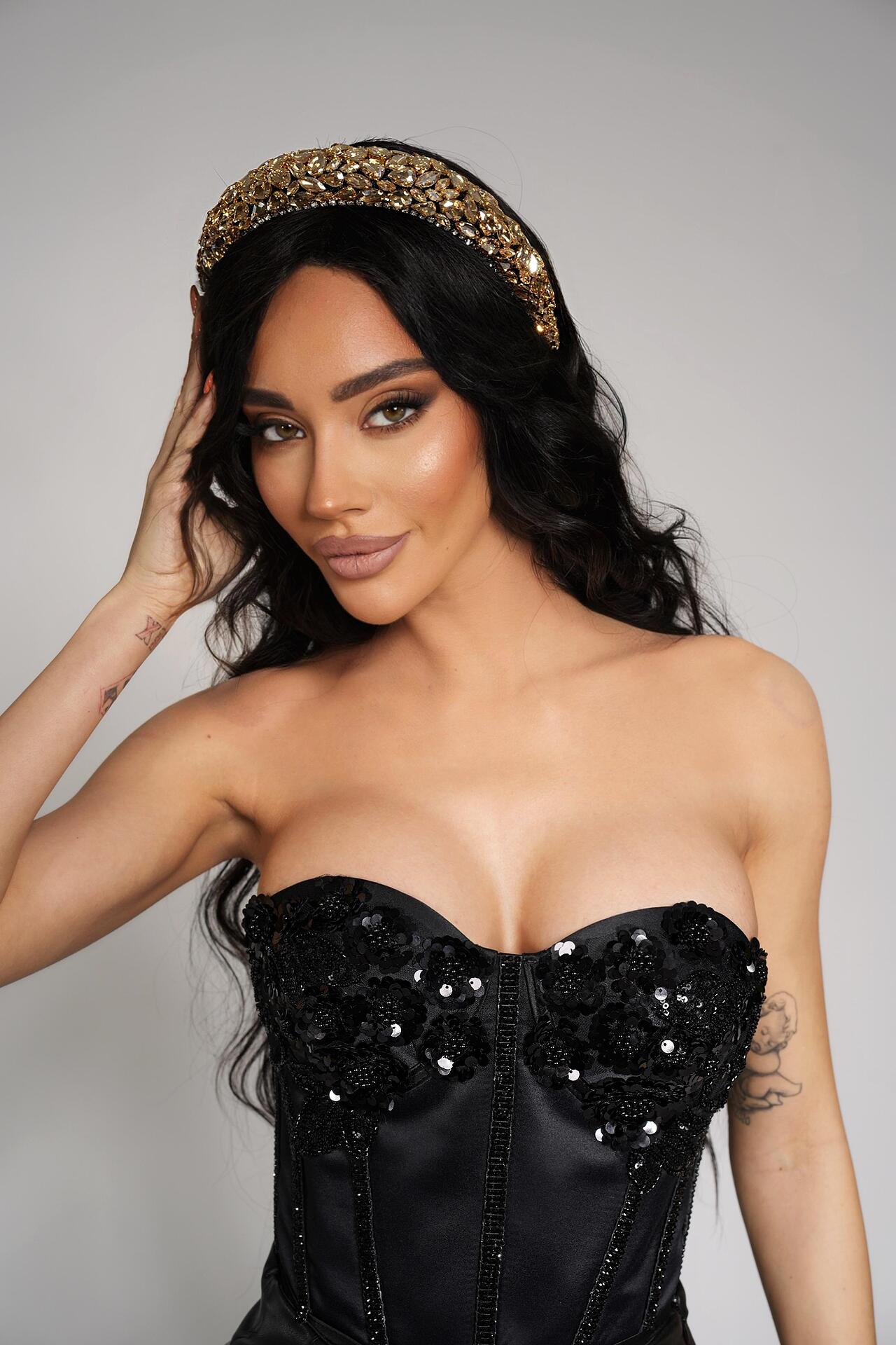 Volumetric tiara: Gold stones