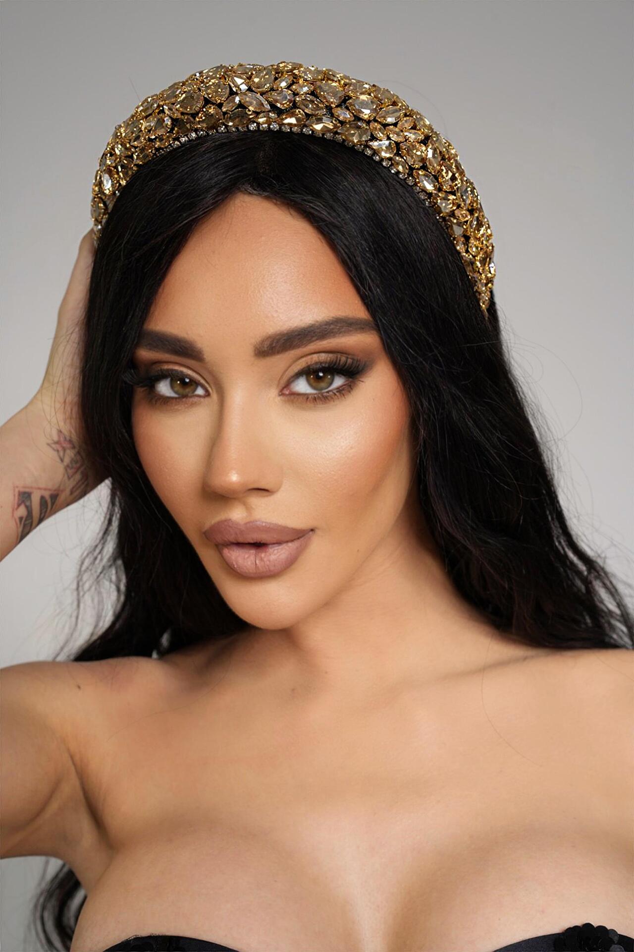 Volumetric tiara: Gold stones