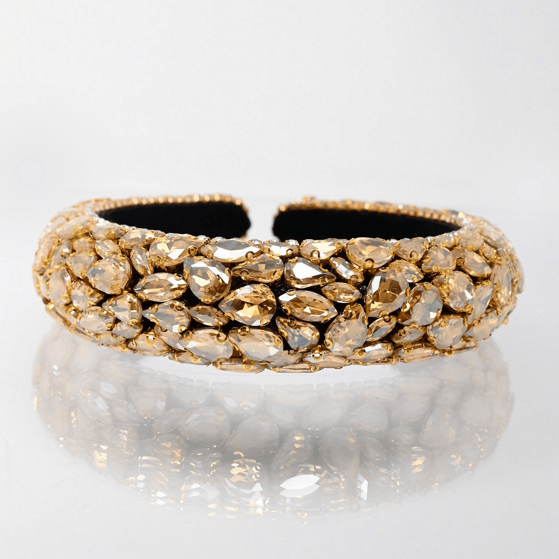 Volumetric tiara: Gold stones