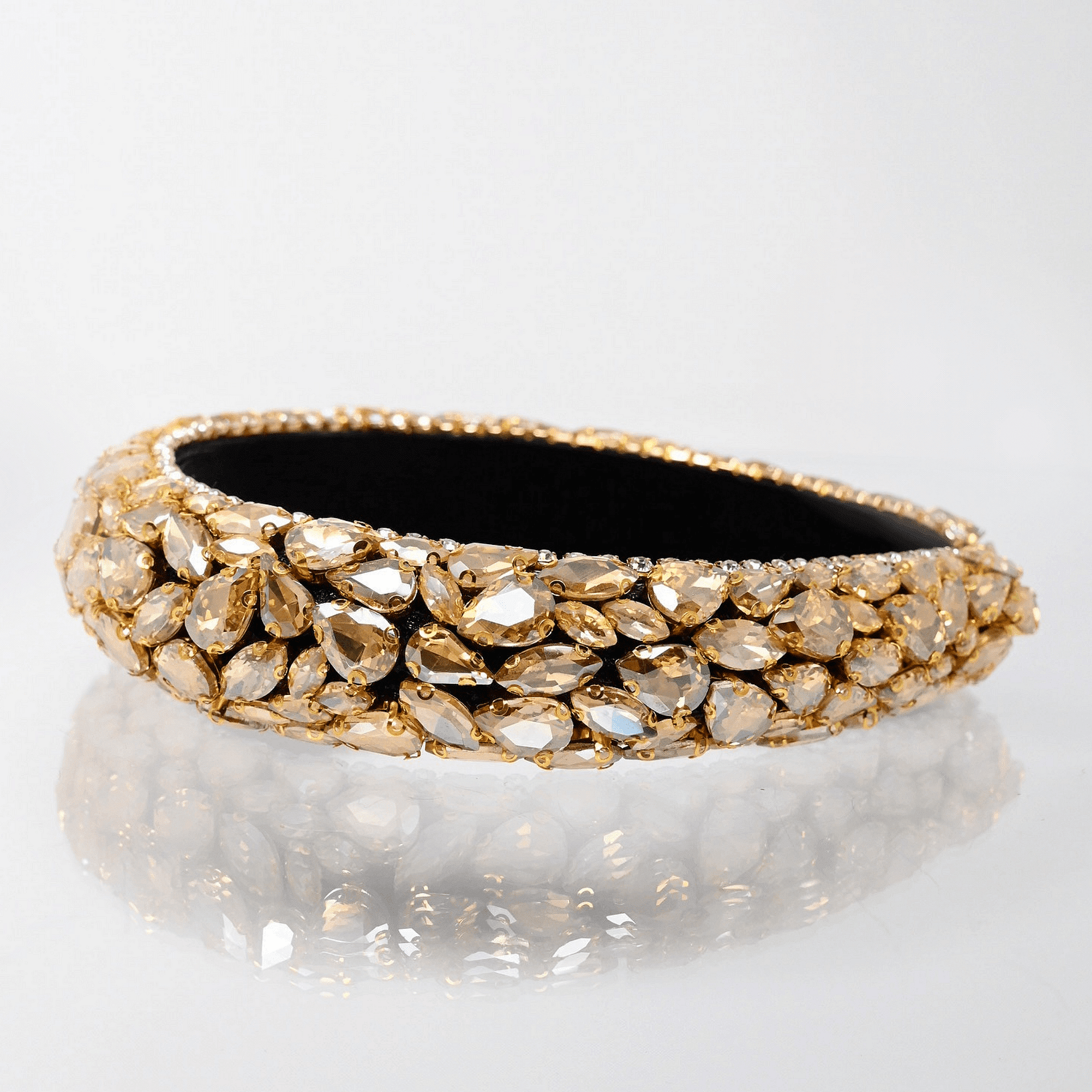 Volumetric tiara: Gold stones