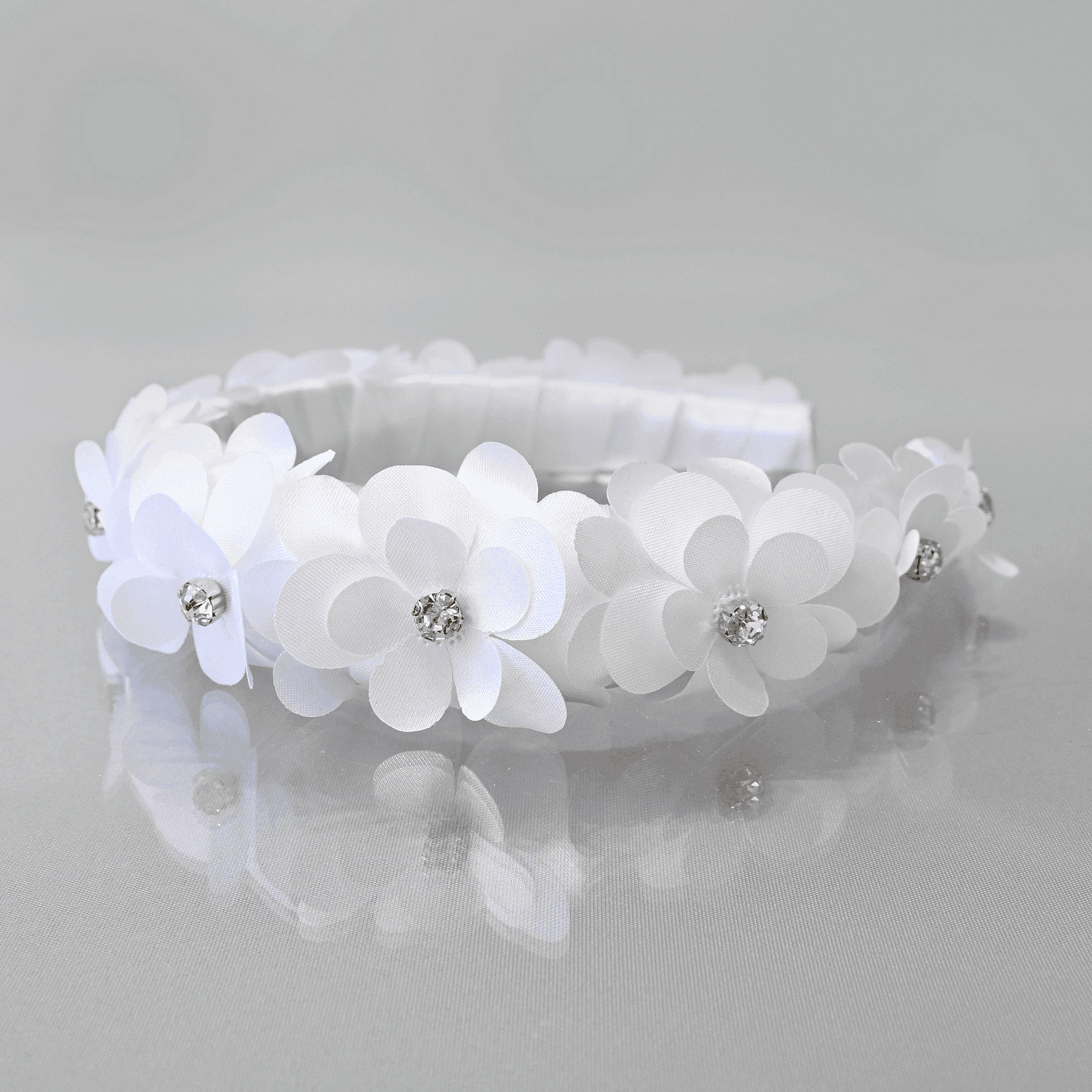 Voluminous tiara with flowers