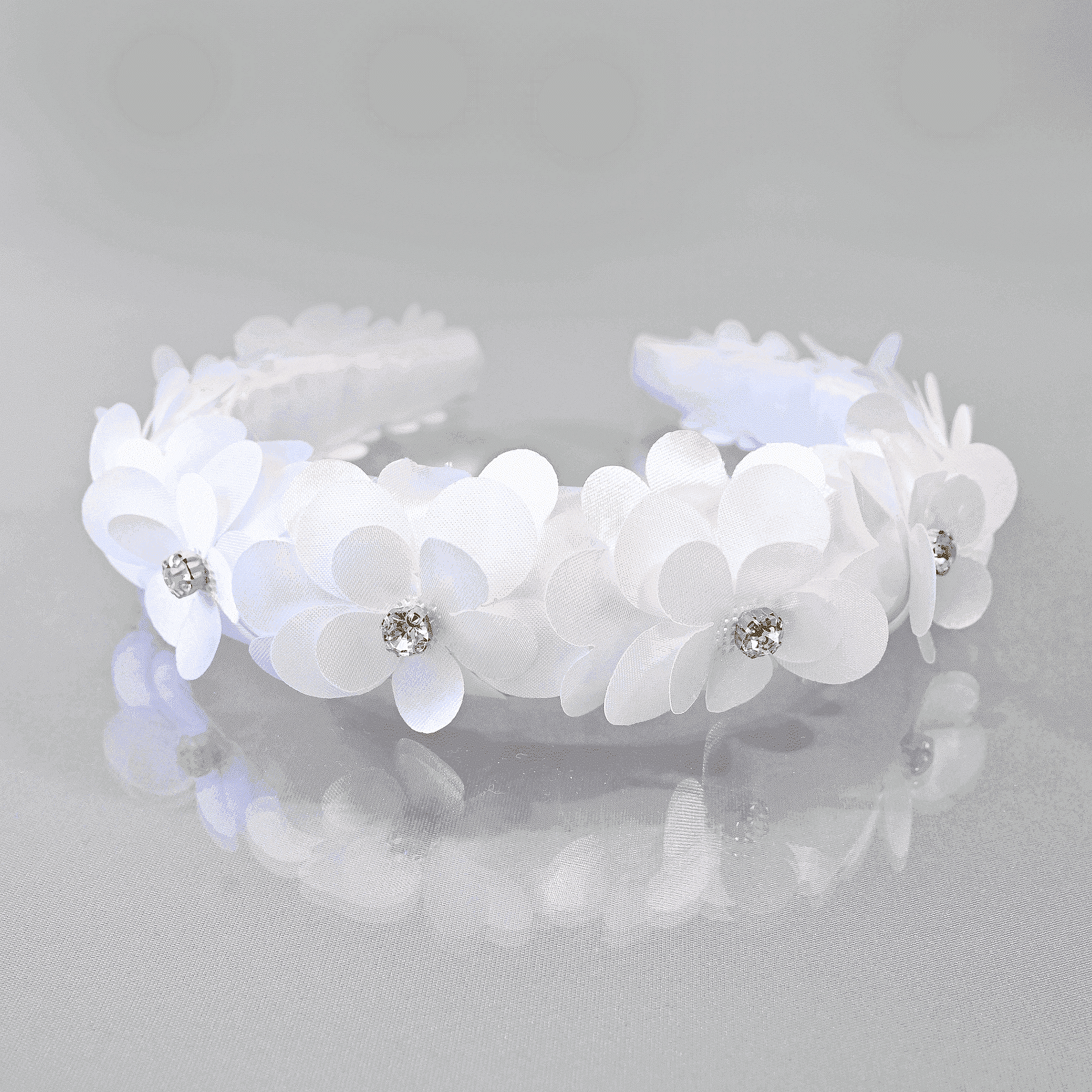 Voluminous tiara with flowers