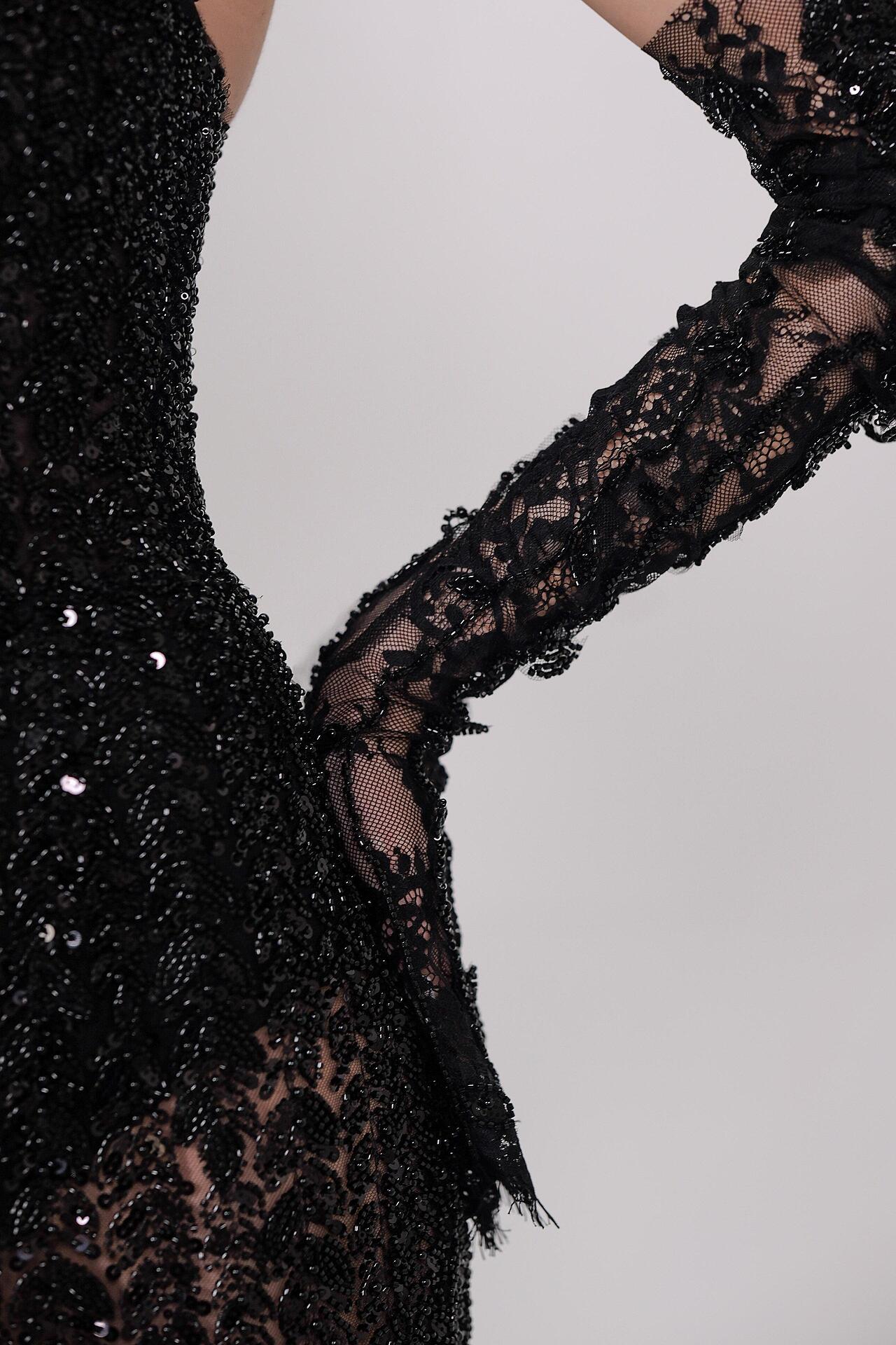 Formal black dress with gloves: Moonelle
