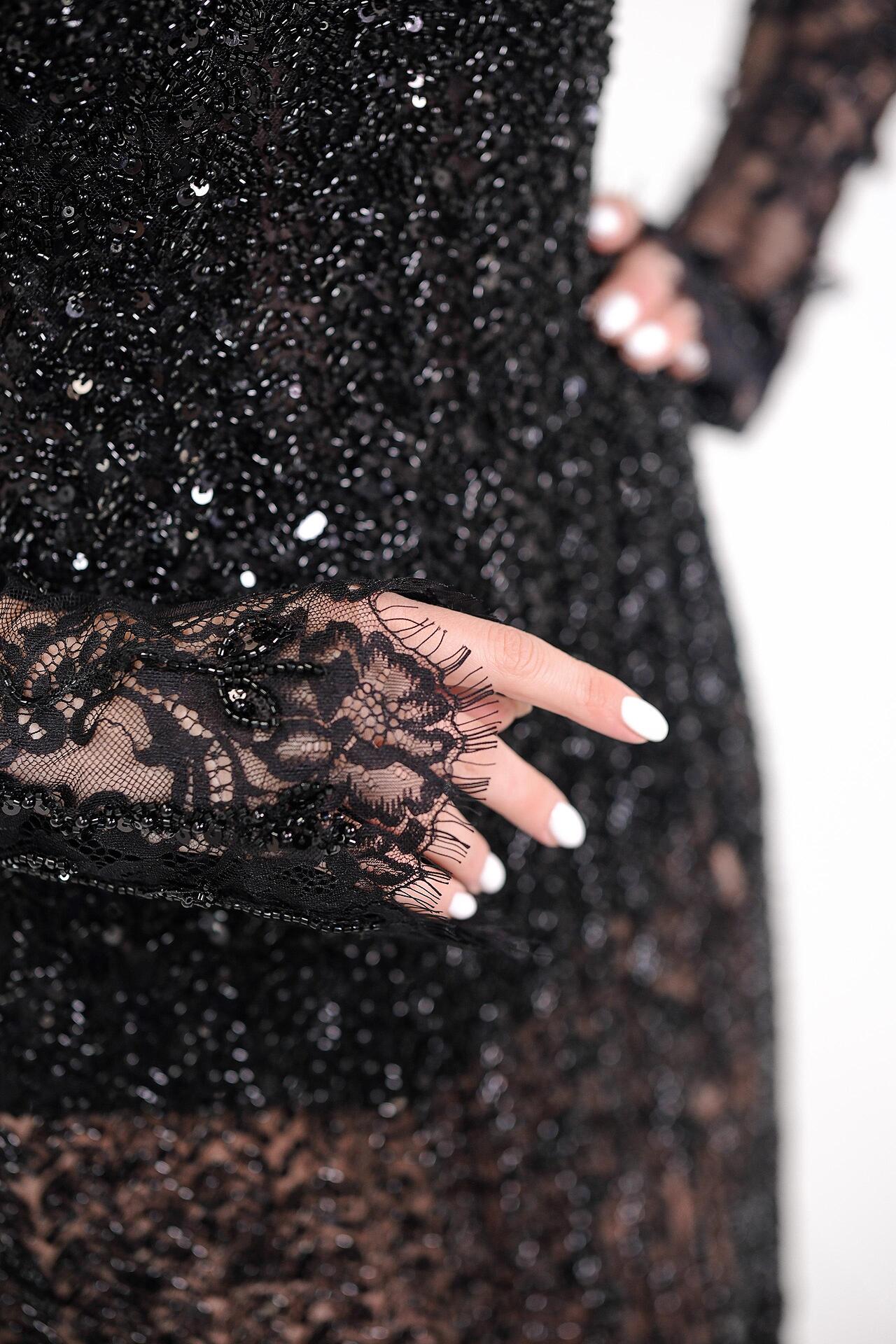 Formal black dress with gloves: Moonelle