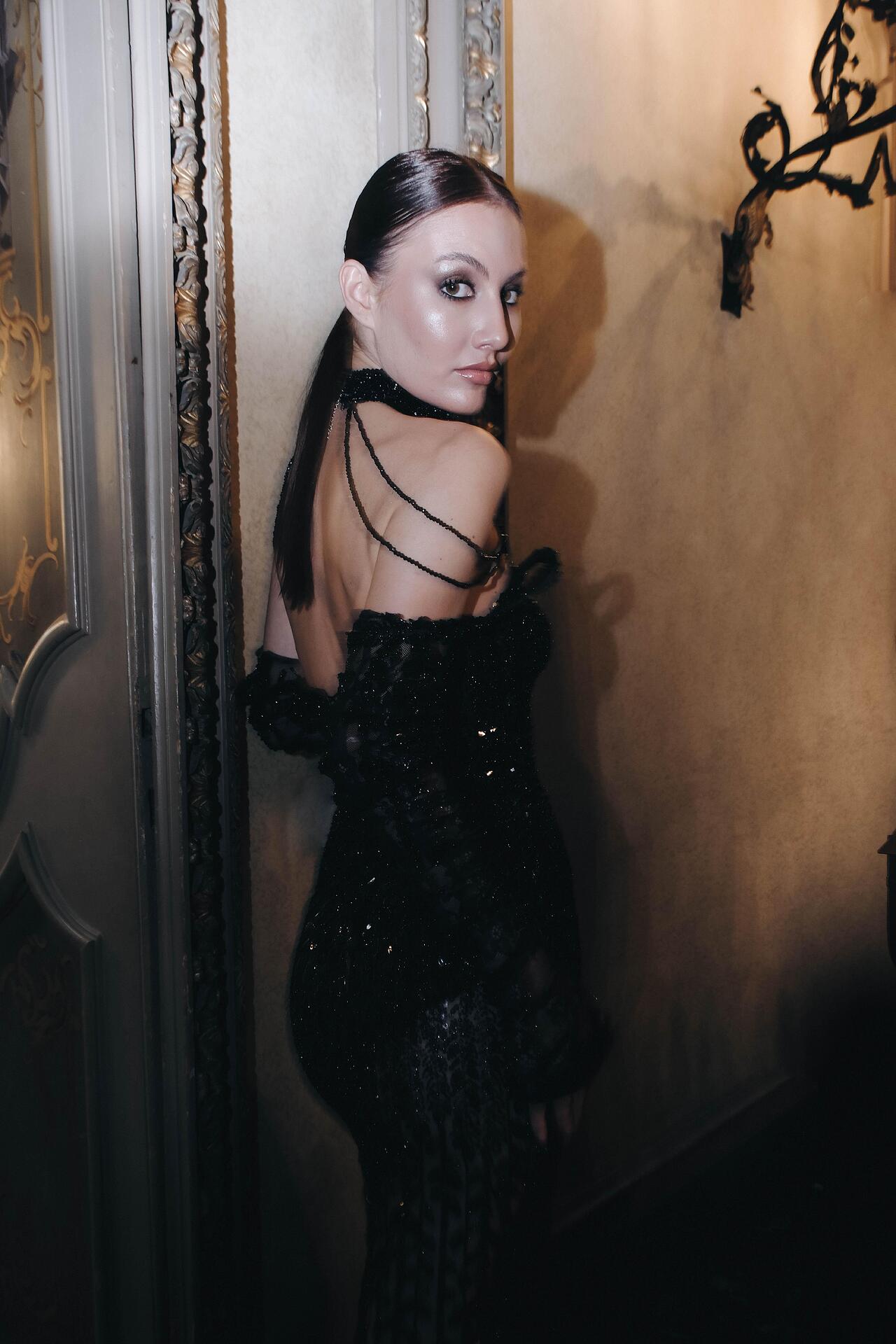 Formal black dress with gloves: Moonelle