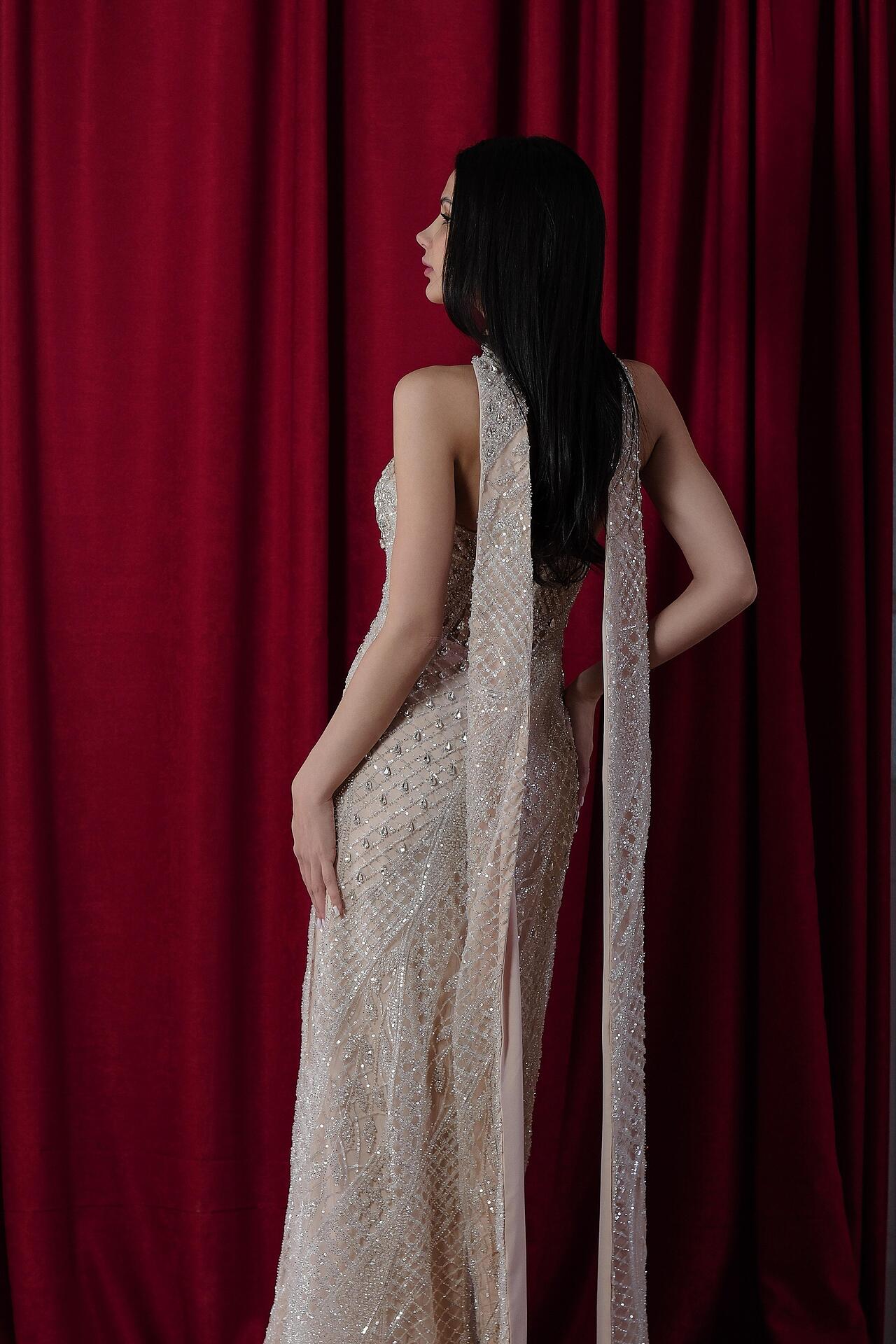 Formal dress: Emeli