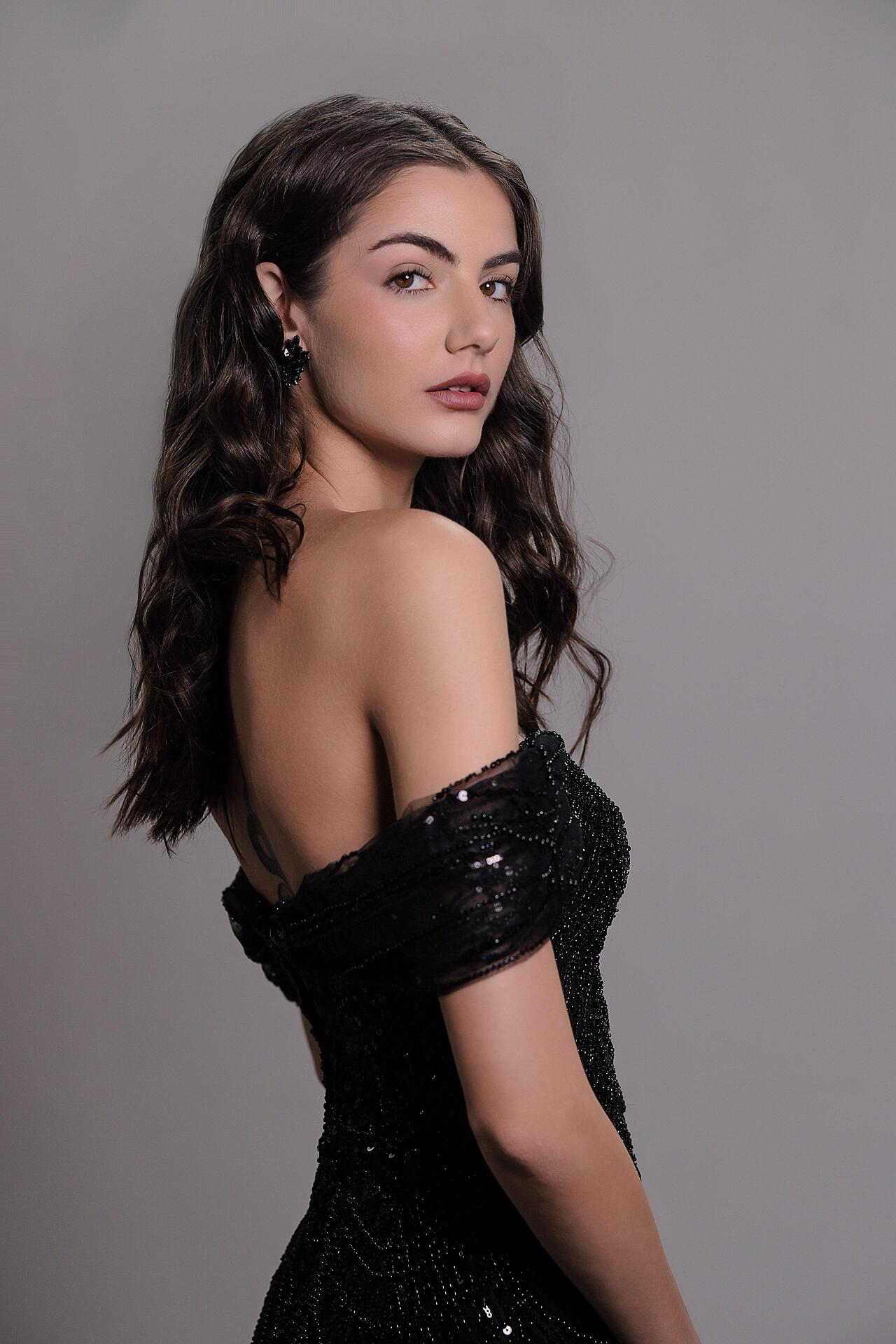 Formal dress in black: Elina
