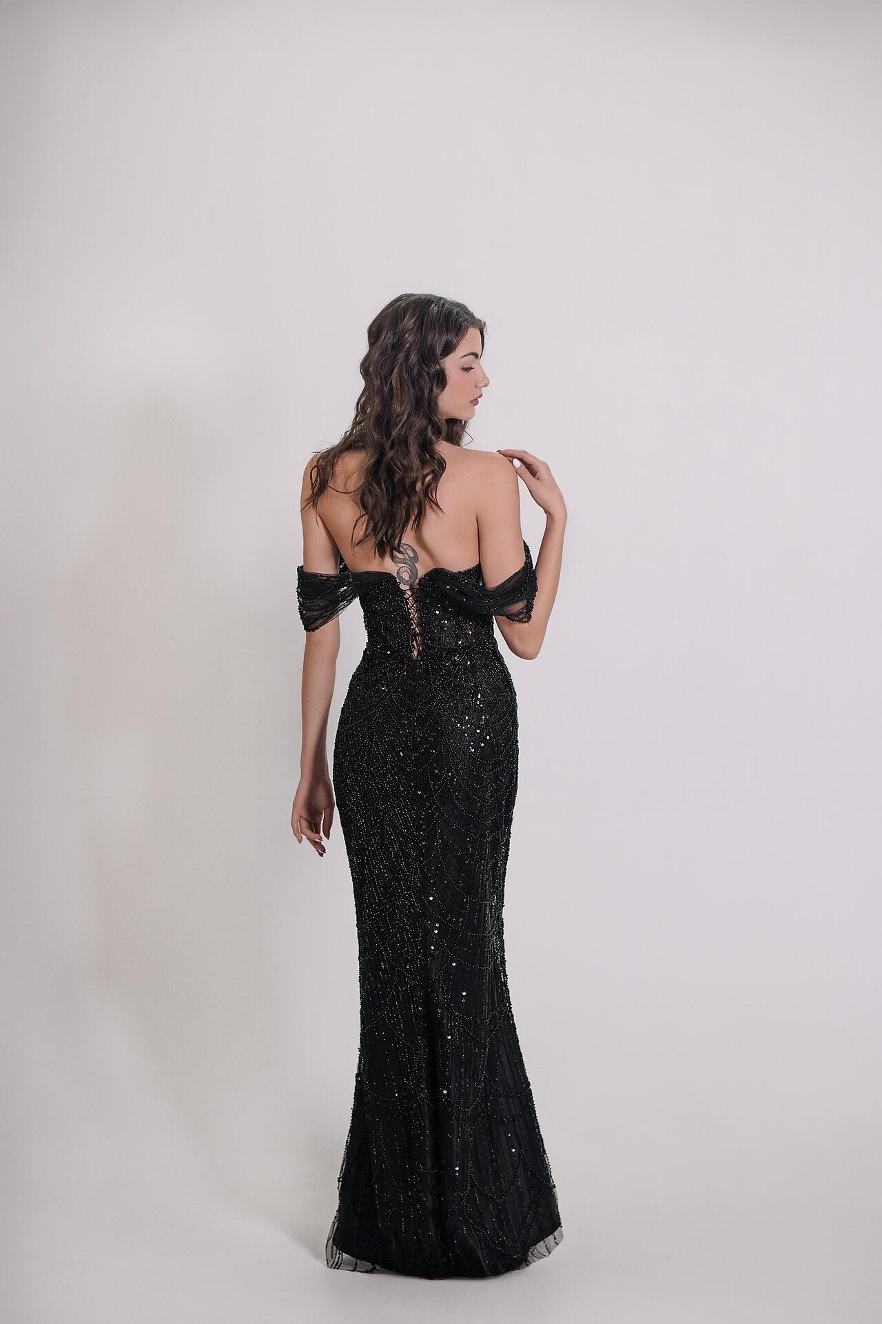 Formal dress in black: Elina