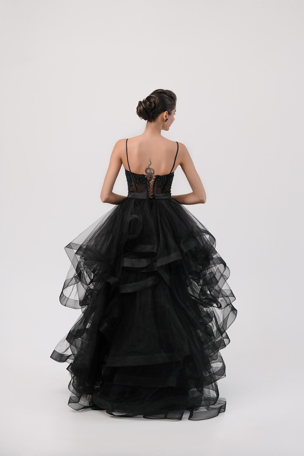 Formal dress in black: Veil