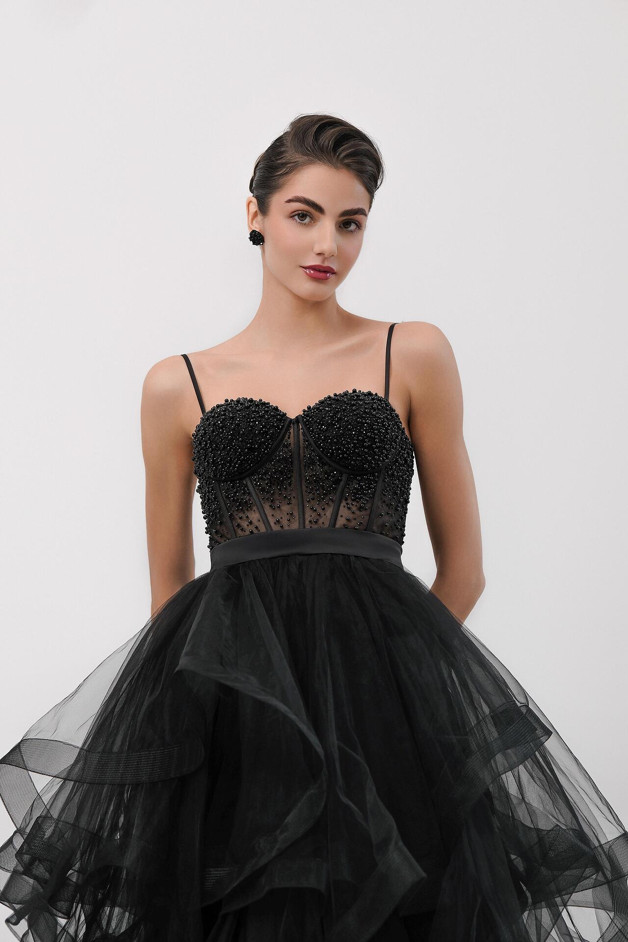 Formal dress in black: Veil