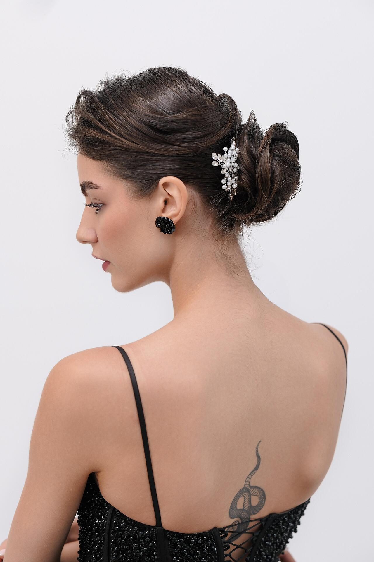 Formal dress in black: Veil