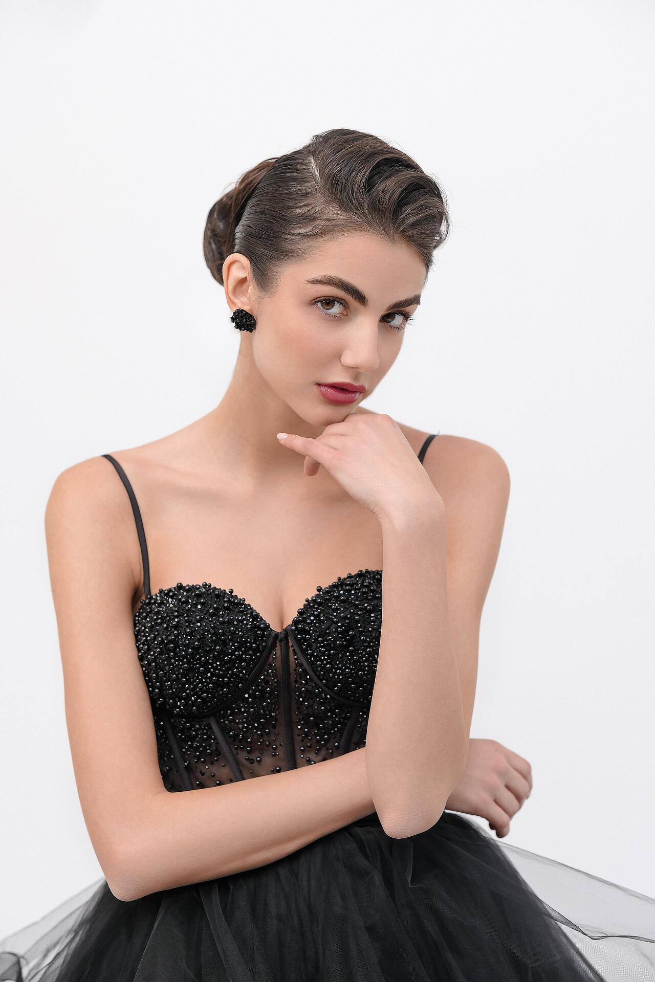 Formal dress in black: Veil
