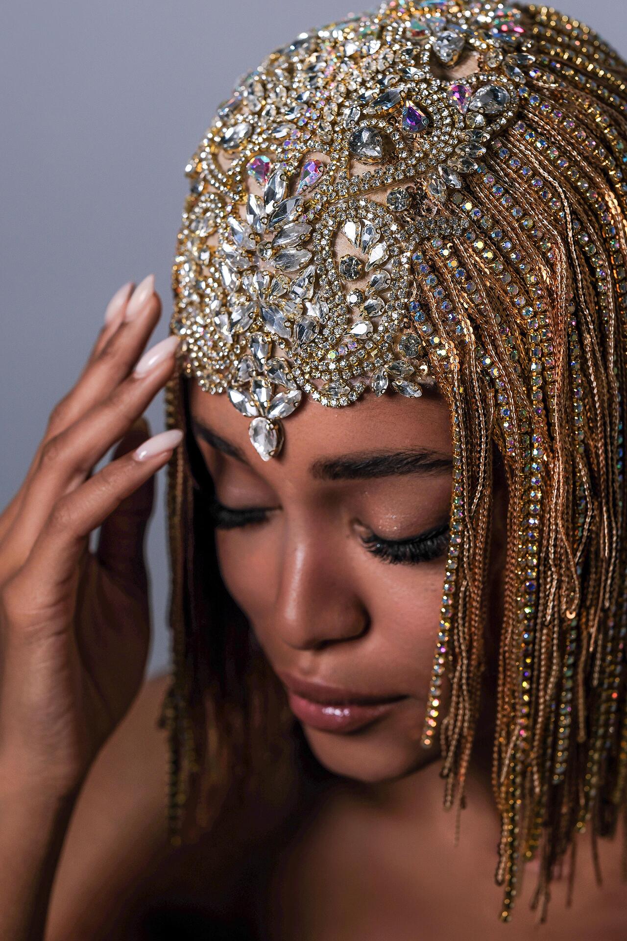 Gold crystal wig: Fabulous