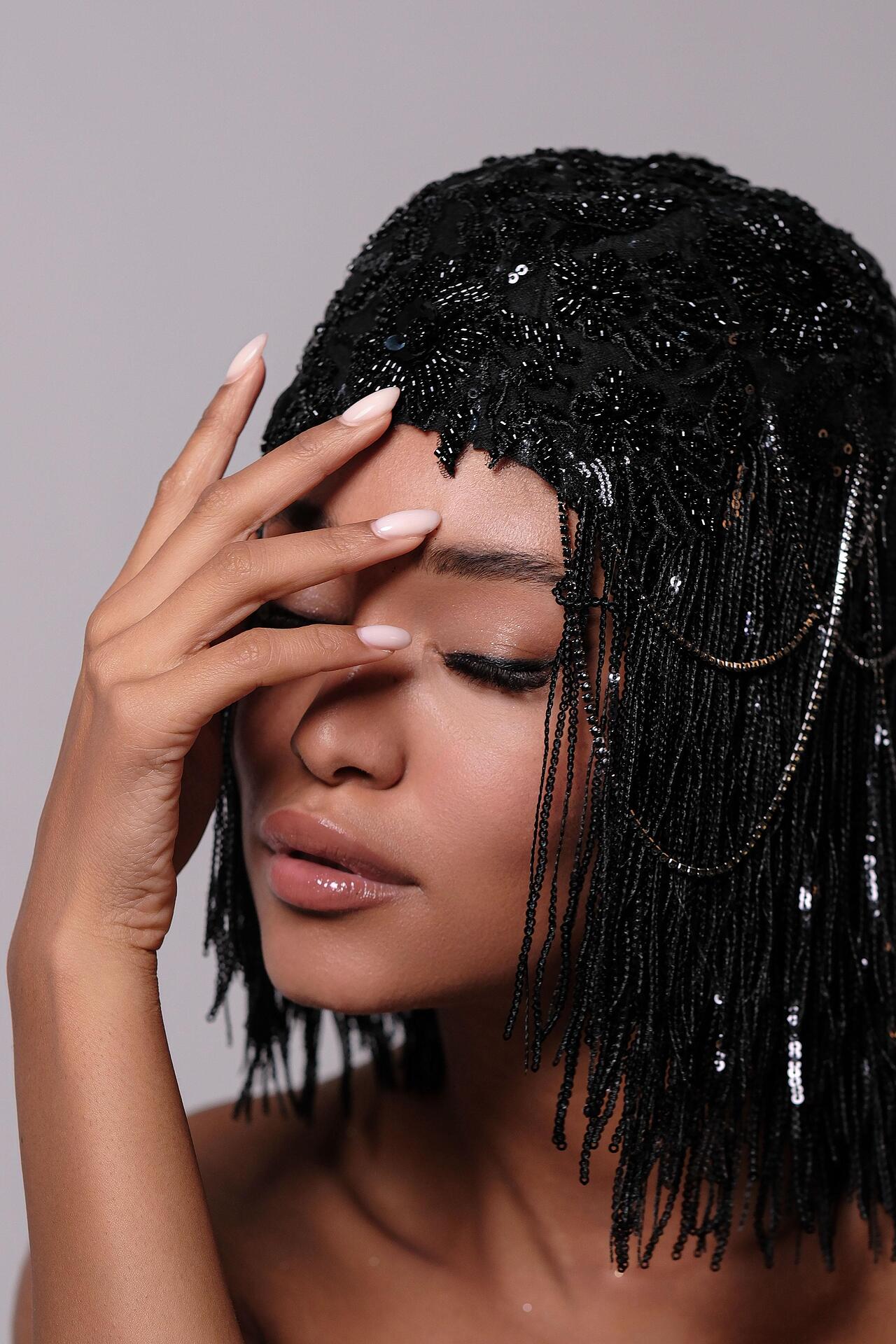 Bead and chain wig in black: Incredible