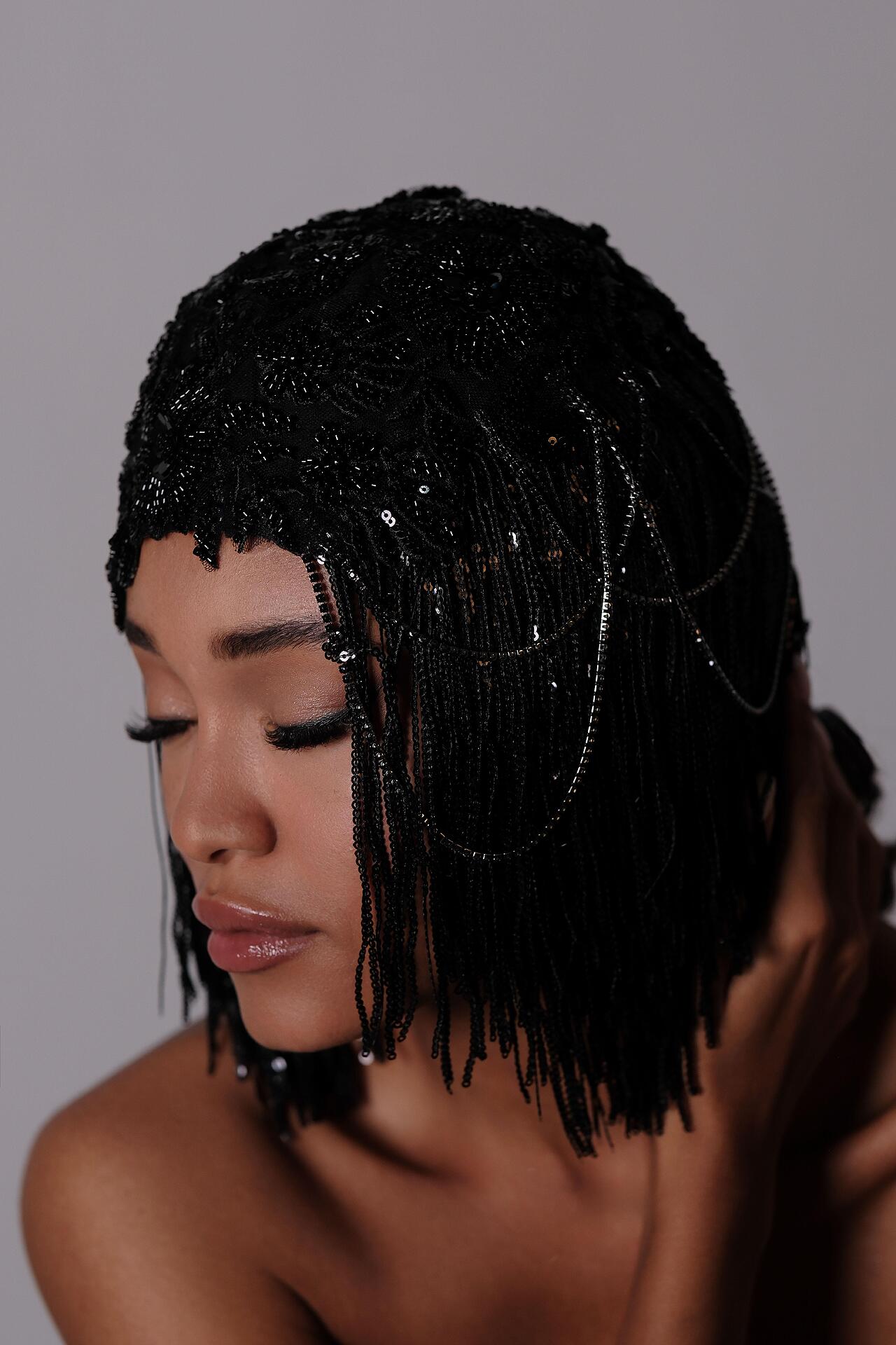 Bead and chain wig in black: Incredible