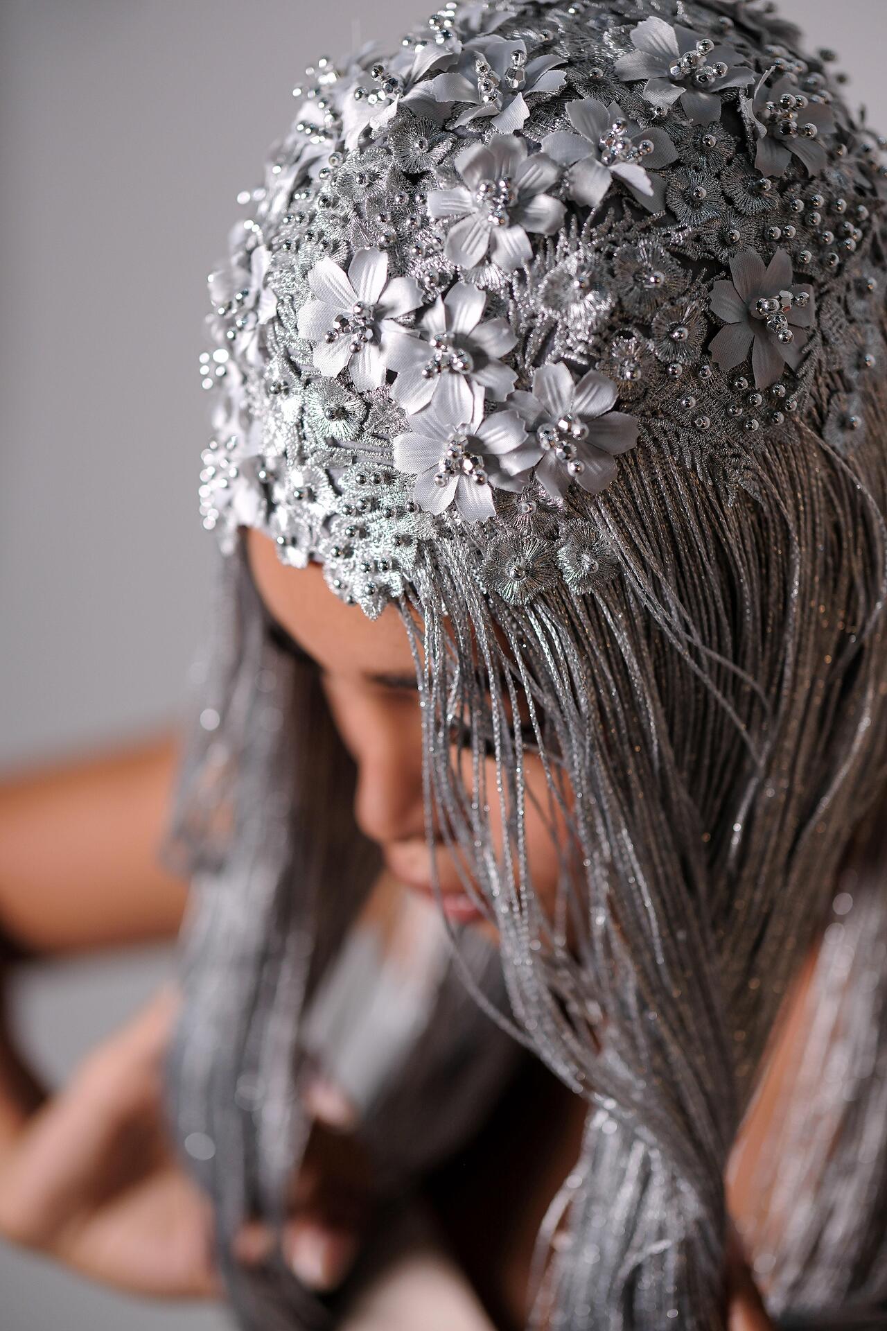 Wig with textile flowers: Rime