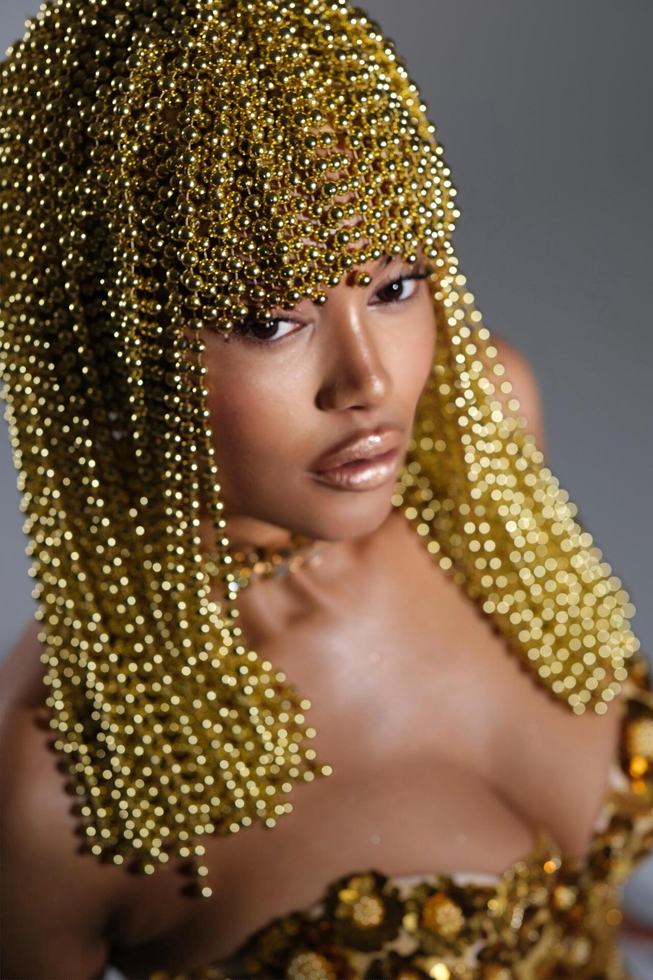 Wig with gold pearls: Gold Pearls