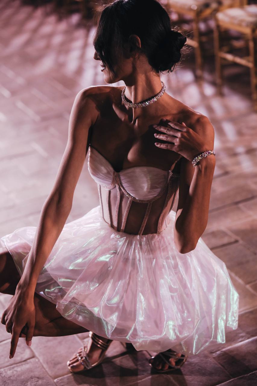 Chameleon effect dress: Ave