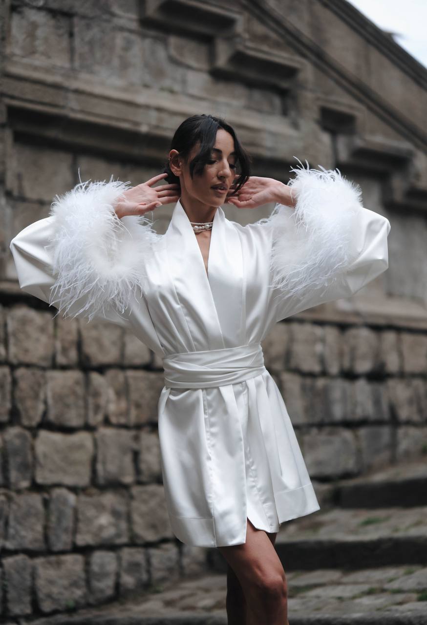 Luxurious kimono with feathers in white: Raya