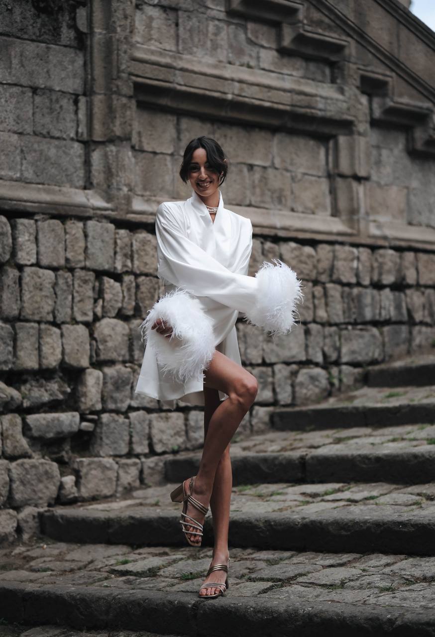 Luxurious kimono with feathers in white: Raya