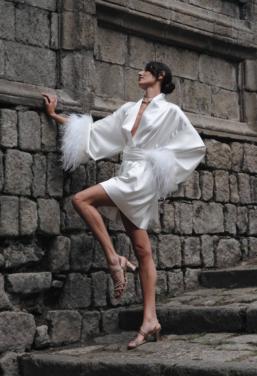Luxurious kimono with feathers in white: Raya