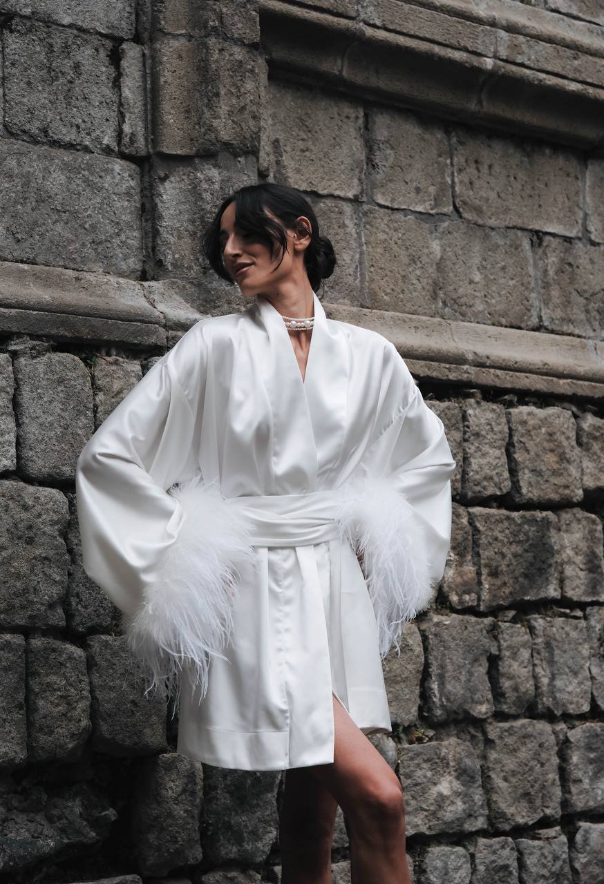 Luxurious kimono with feathers in white: Raya