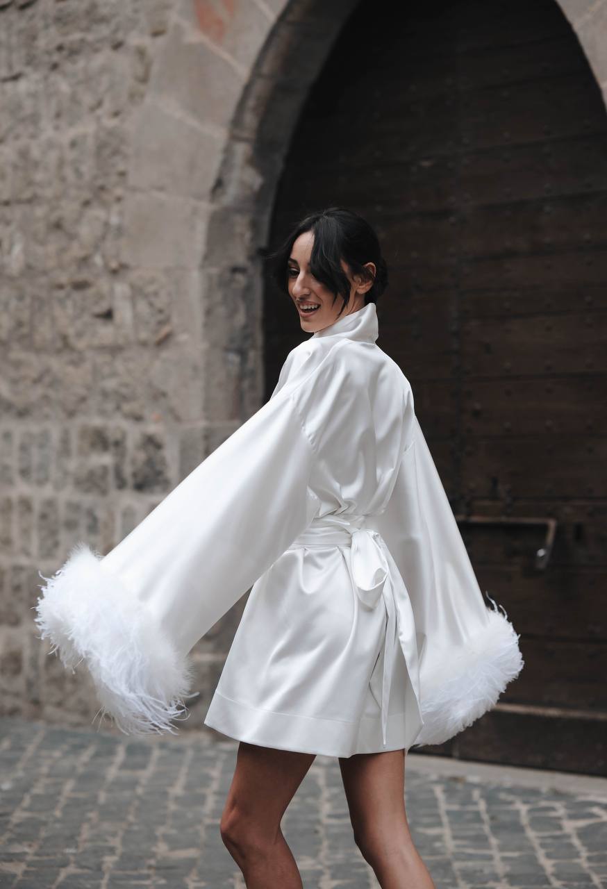 Luxurious kimono with feathers in white: Raya