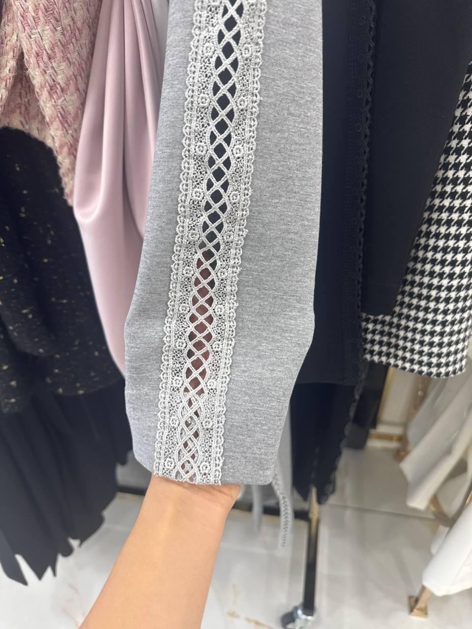 Sporty-elegant set in gray: Amira