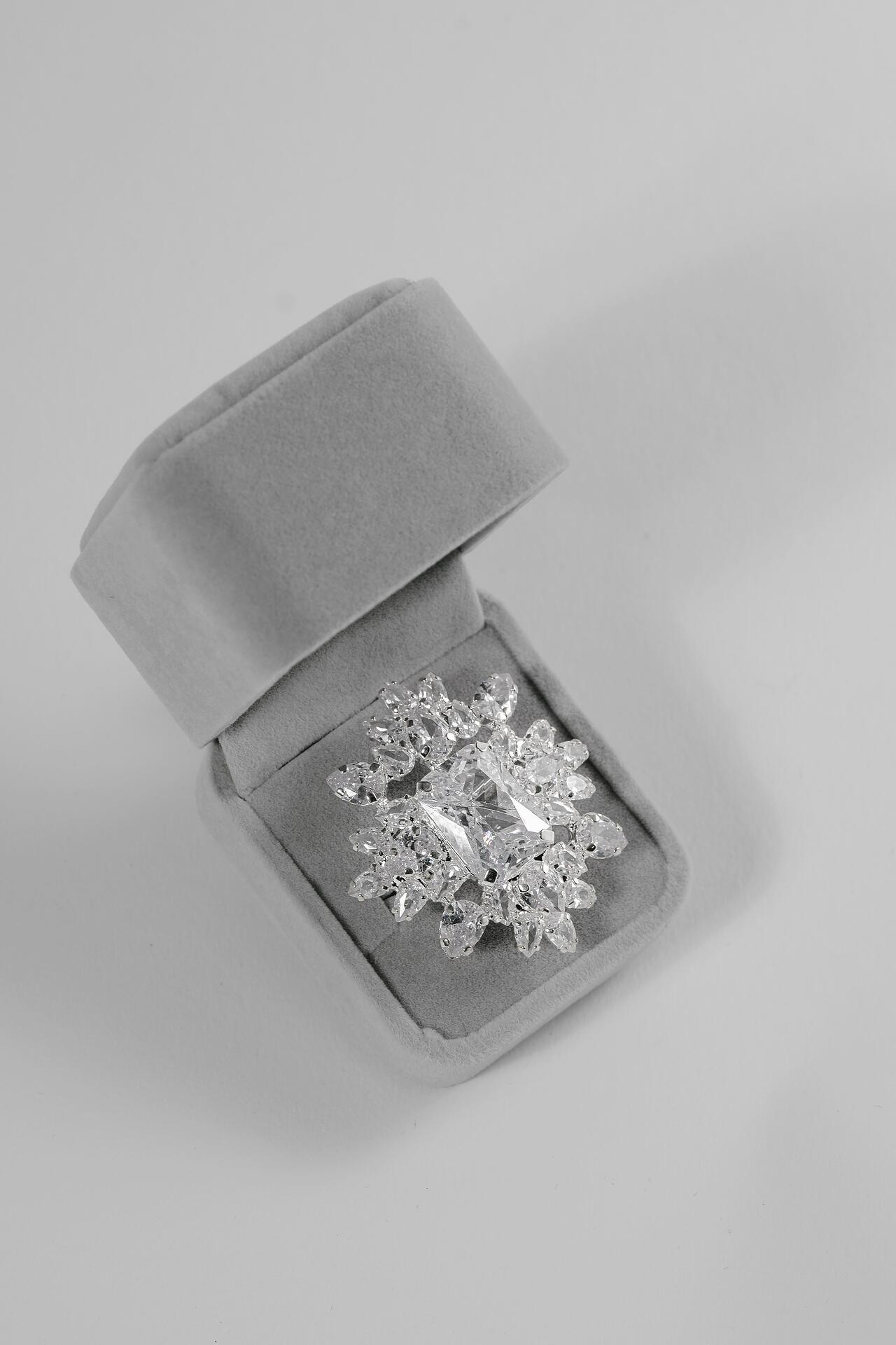 Ring with Zirconium